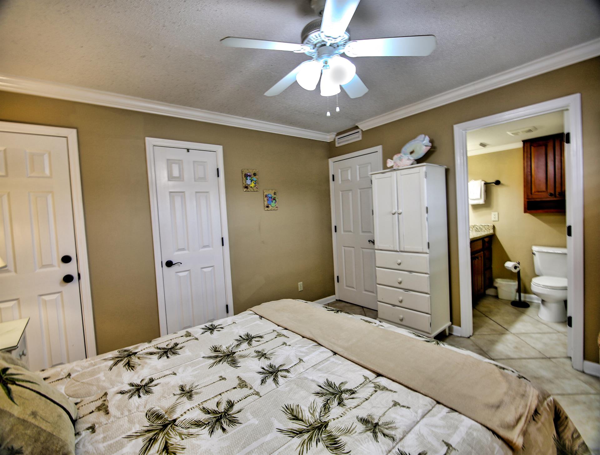 Unit 113 Guest Bedroom With Queed Bed And En suite