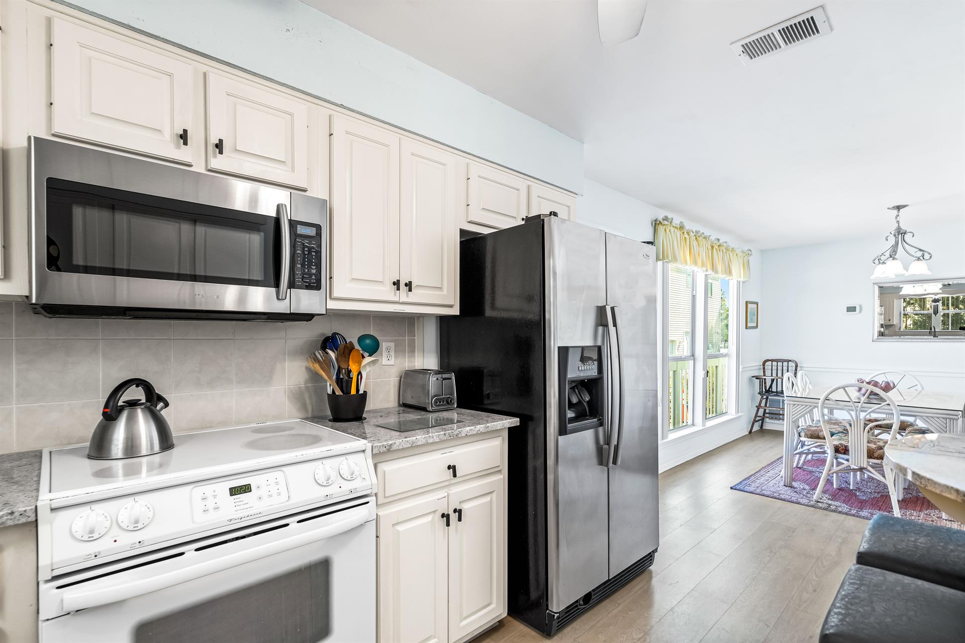 Newly remodeled Kitchen with Bar Seating for 4