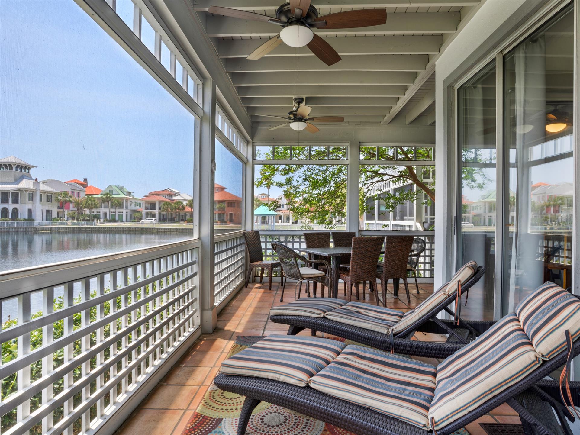 Lakefront Villa 300 yards to the beach