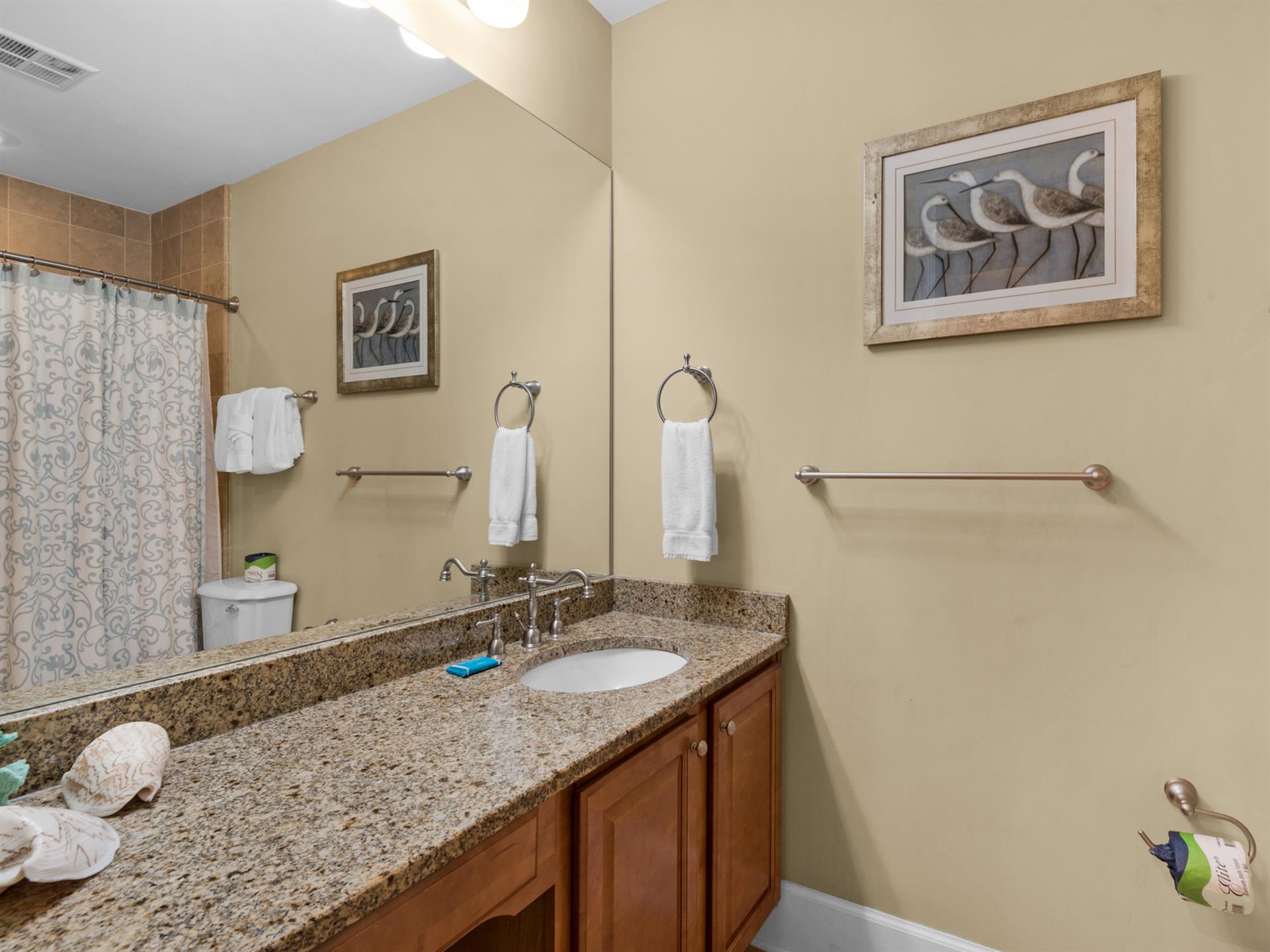 Bedroom 3 with Private Bathroom with Tub and Shower