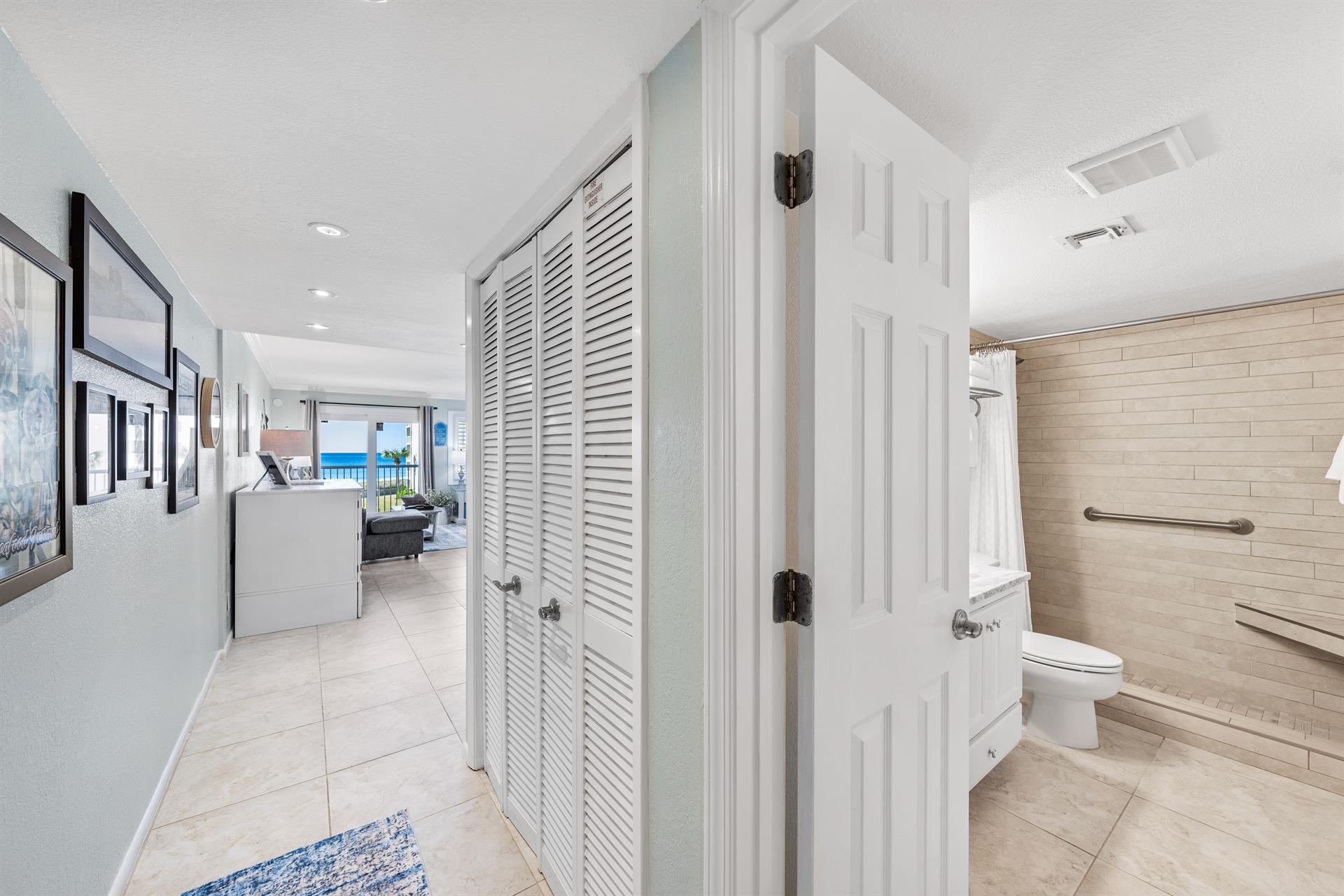 HSRC 316 Entry Hall And Bathroom