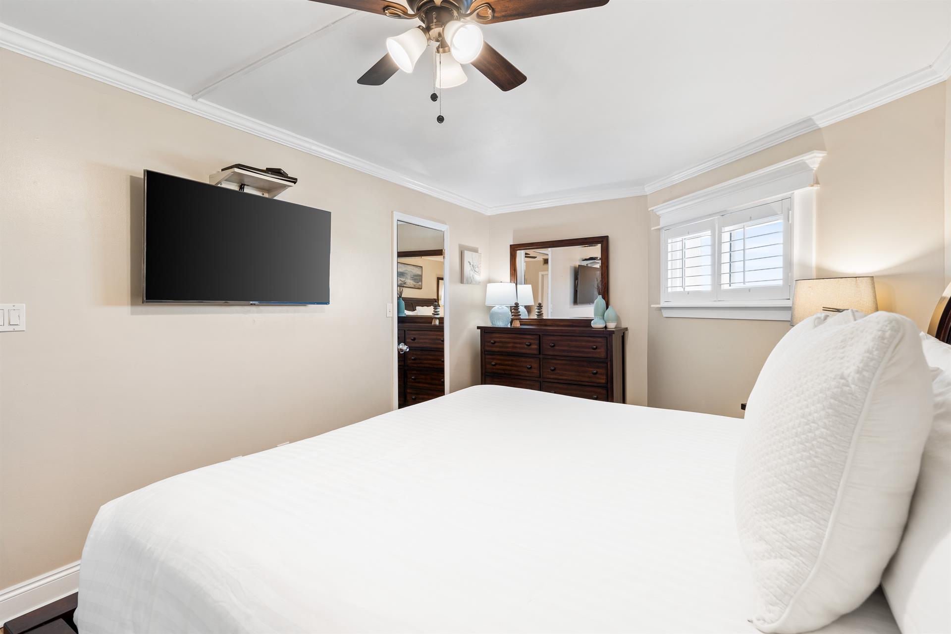 HSRC 712 Bedroom With King Bed