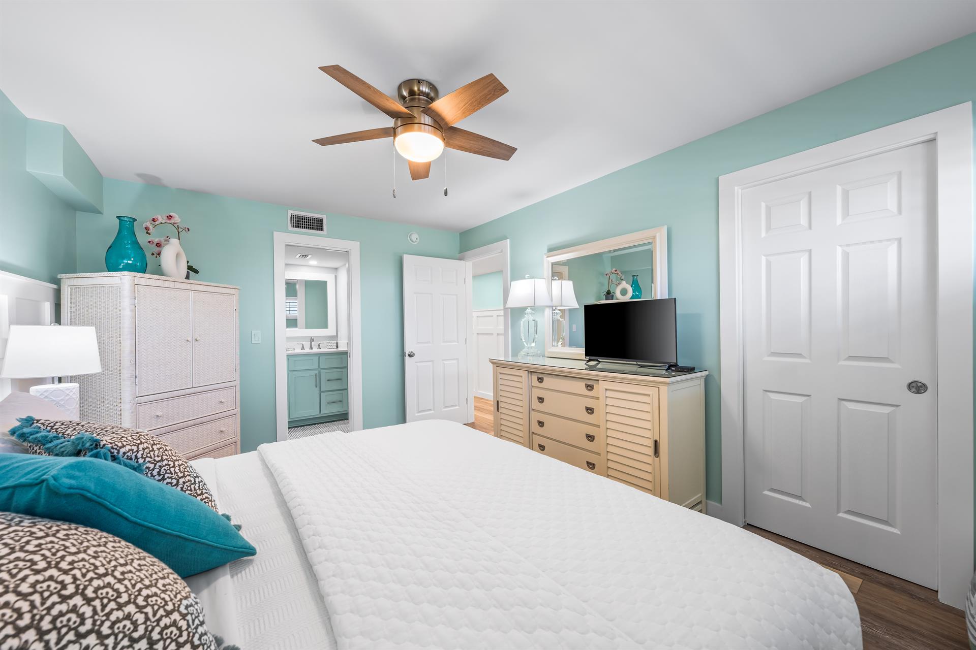 HSRC 509 Bedroom with King Bed