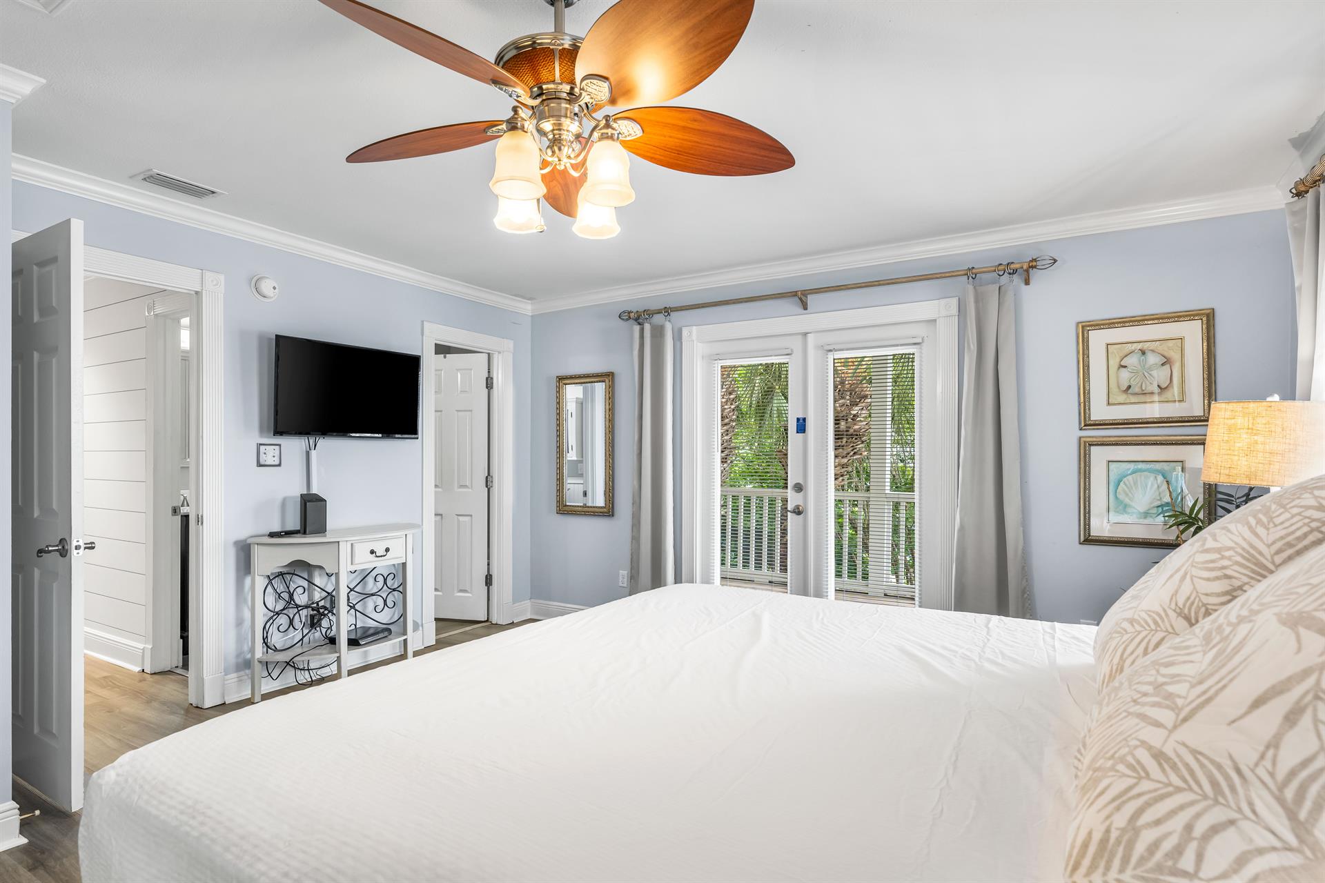 2nd floor King bedroom 2 with balcony access, ensuite bathroom  38 smart tv.