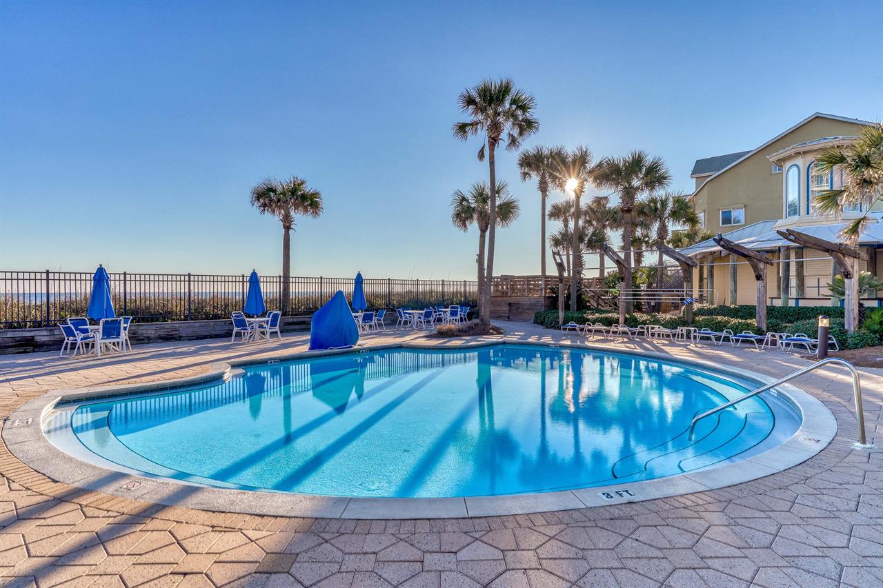 Amazing Beachside Pool Heated October  May