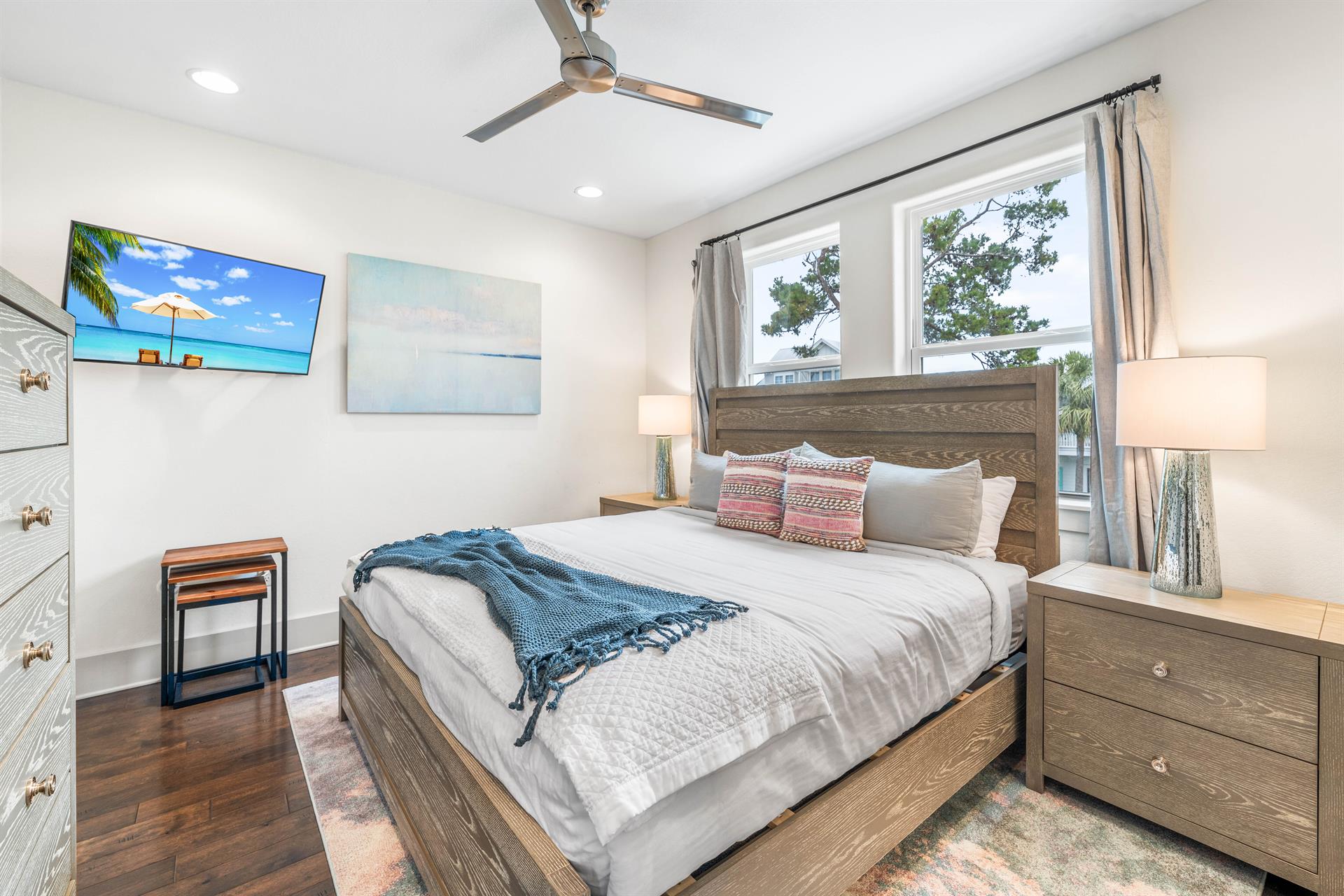 Spacious 2nd floor king bedroom with en suite bathroom  43 smart tv