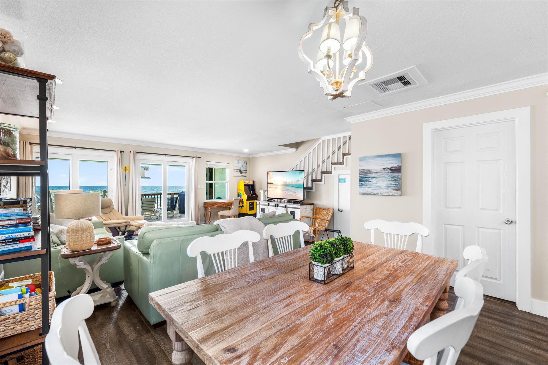 Gather round for good food and great views
Dining for 6 people.