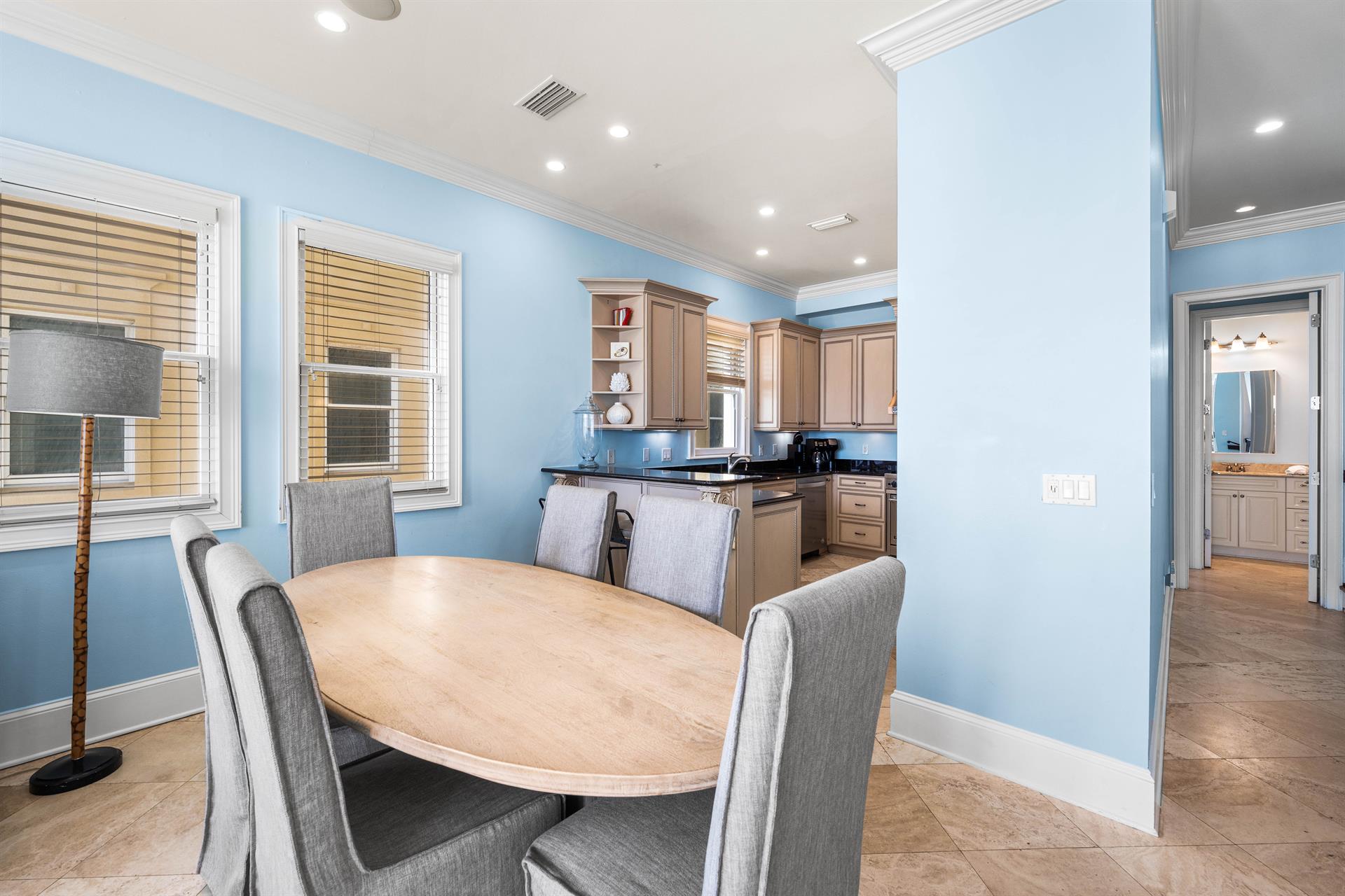 Diniing for 6 plus bar seating.