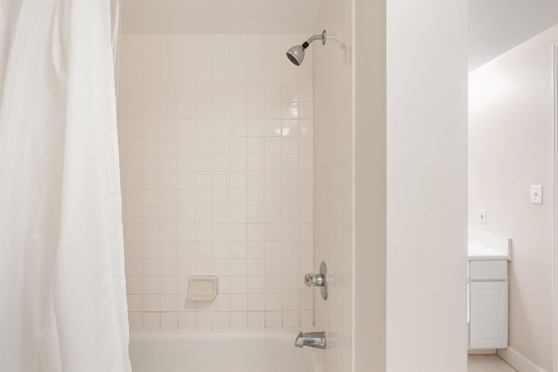 Bathroom 3 with Tub and Shower Combo