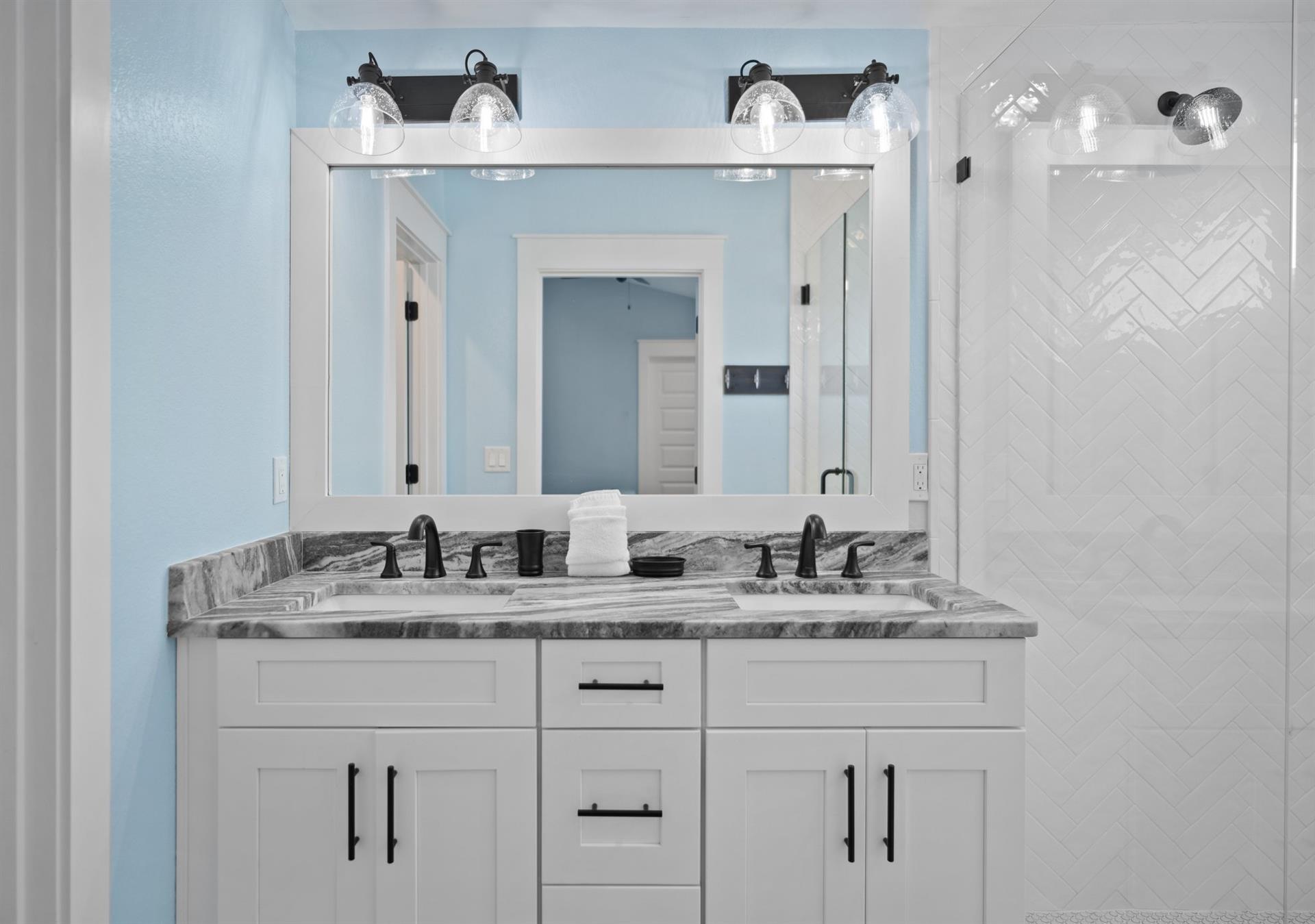 Bathroom 6 on 3rd Floor in Bedroom 6