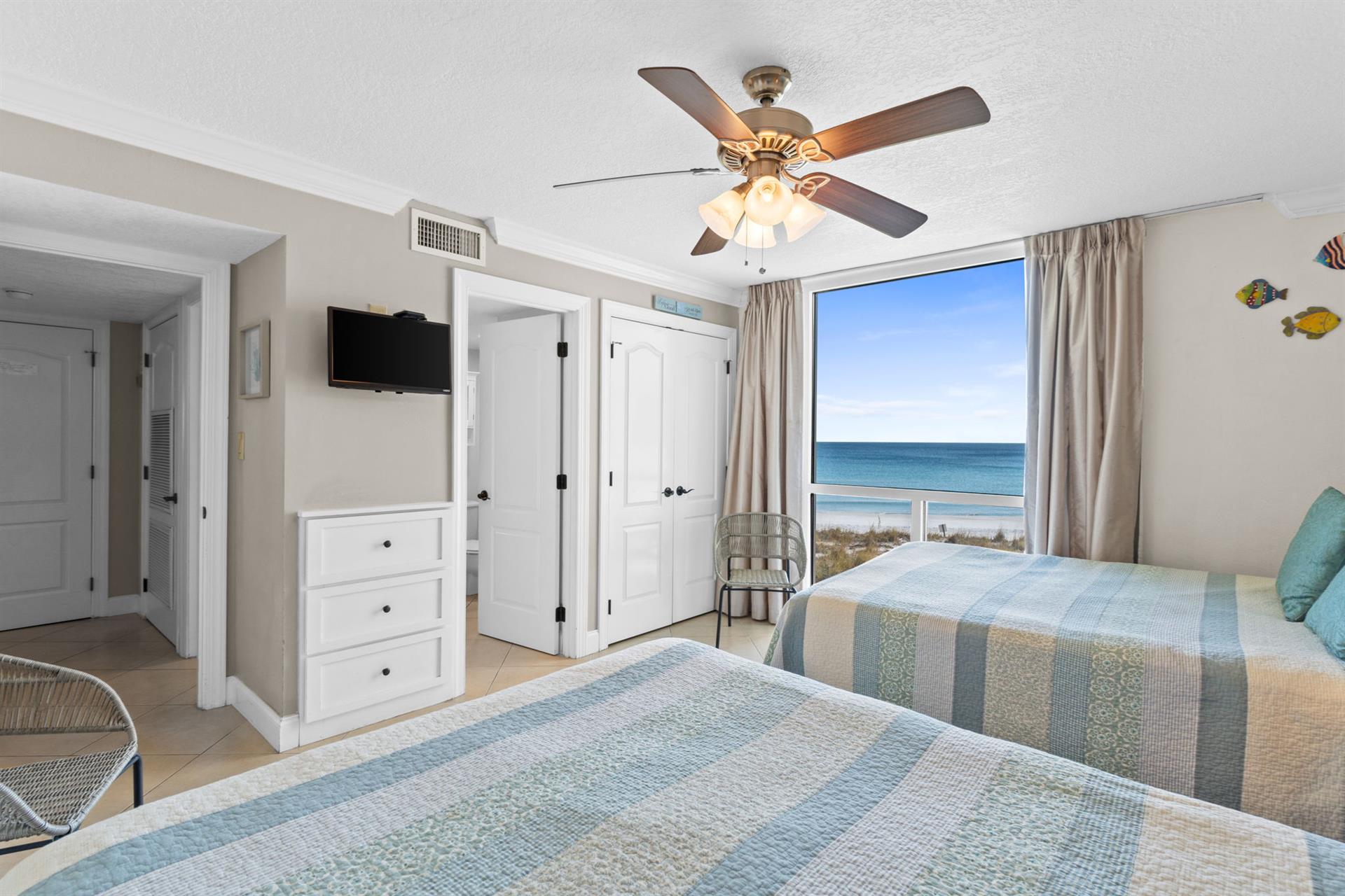 Guest bedroom with beach view and private access to bathroom