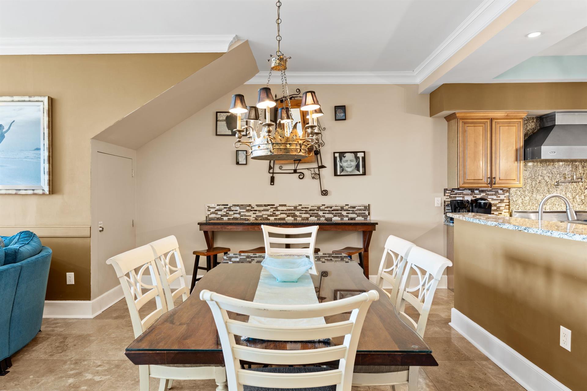 Dining Area on 1st Floor with Seating for 6