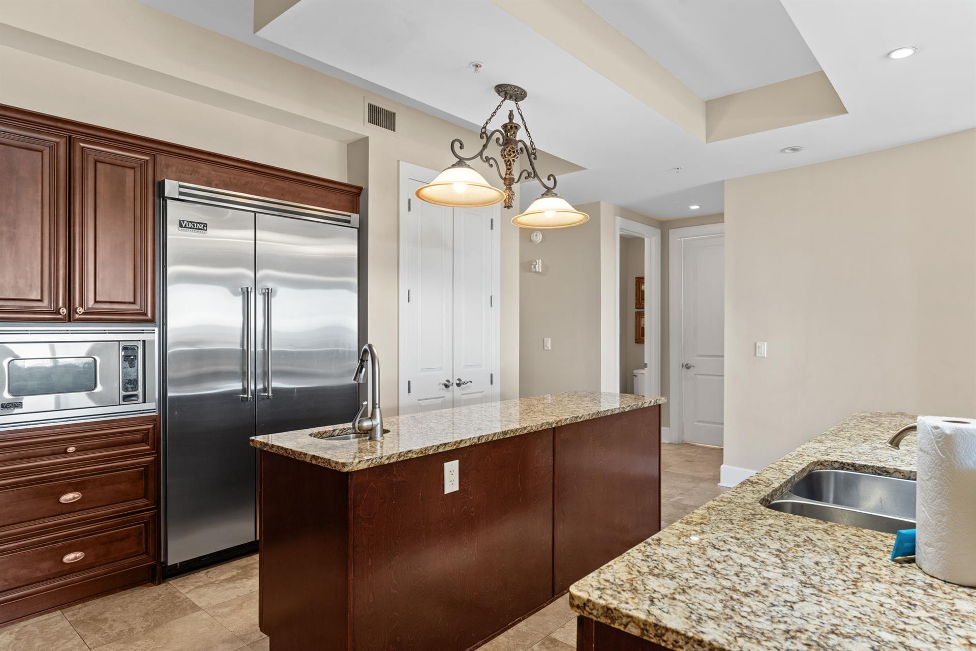 Relish the Expansive Counterspace with Two Sinks