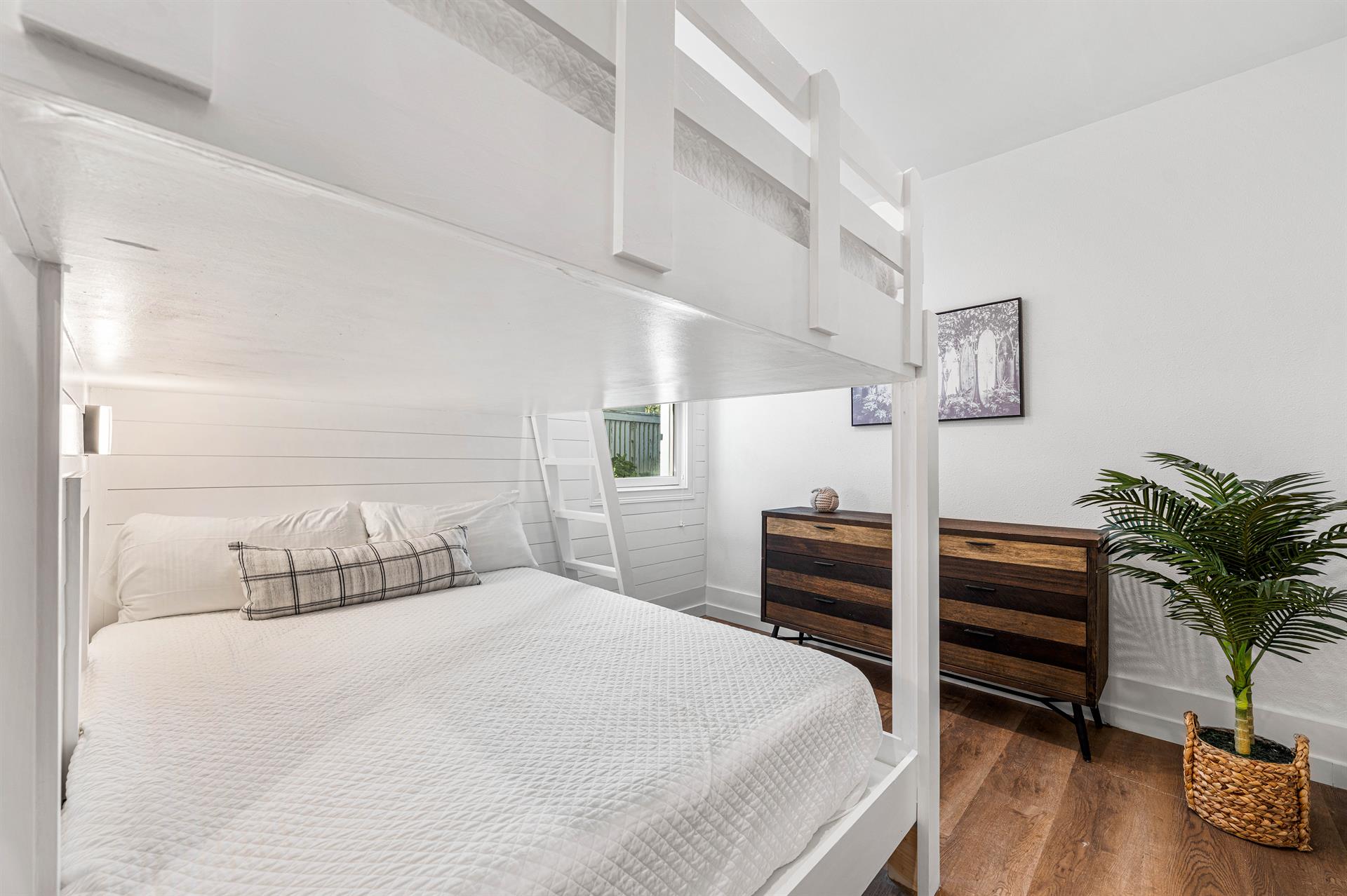 Bunkroom with 4 Queen Beds