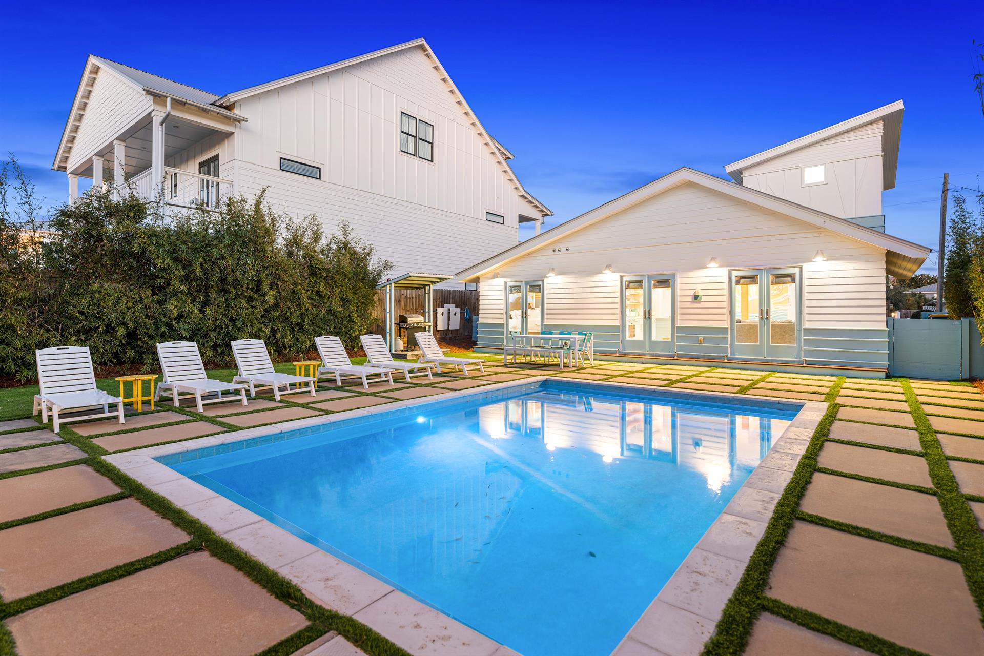 Fully Enclosed Back Yard Pool Area Fido will be Happy