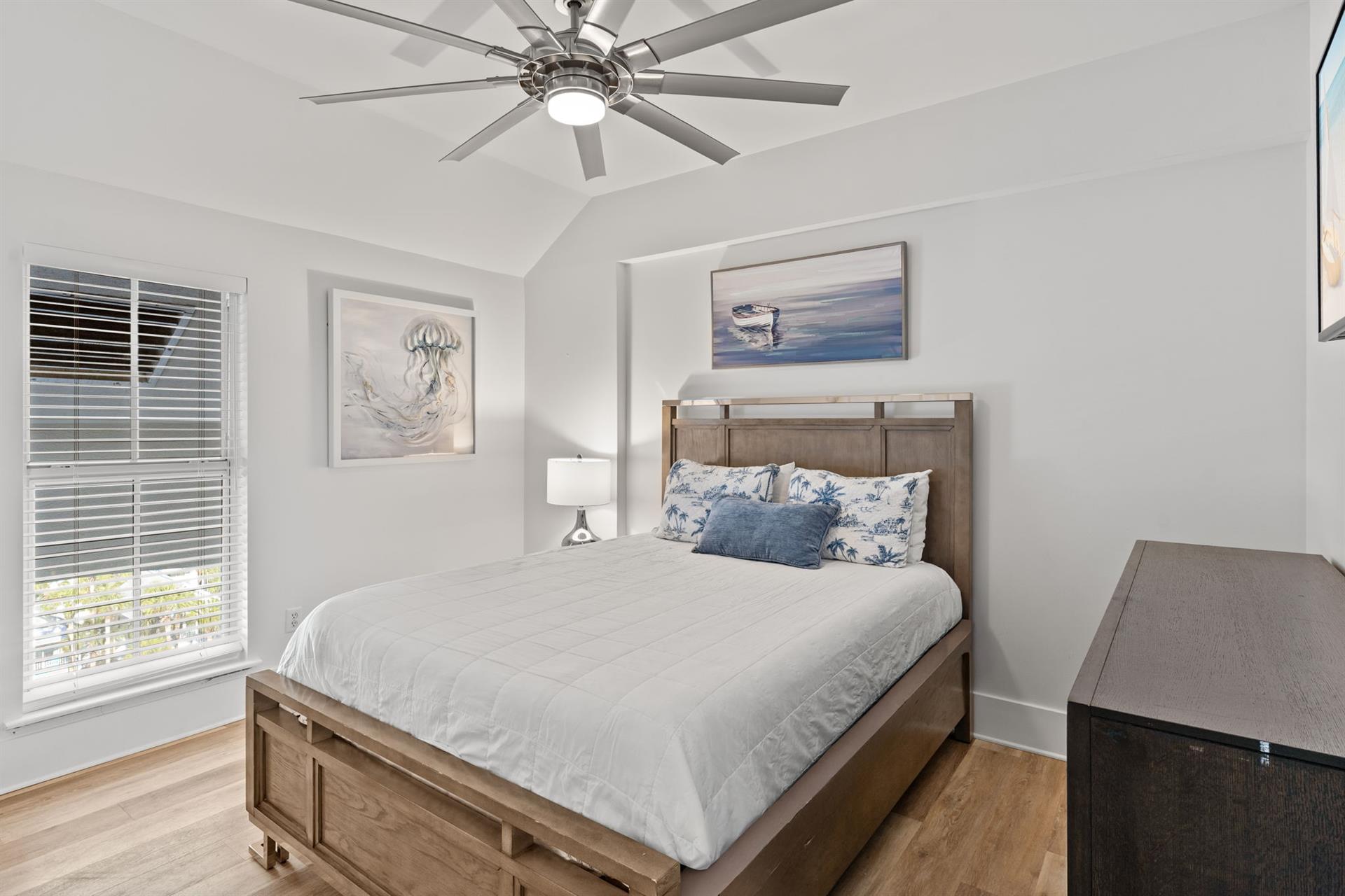 The 2nd floor queen bedroom.