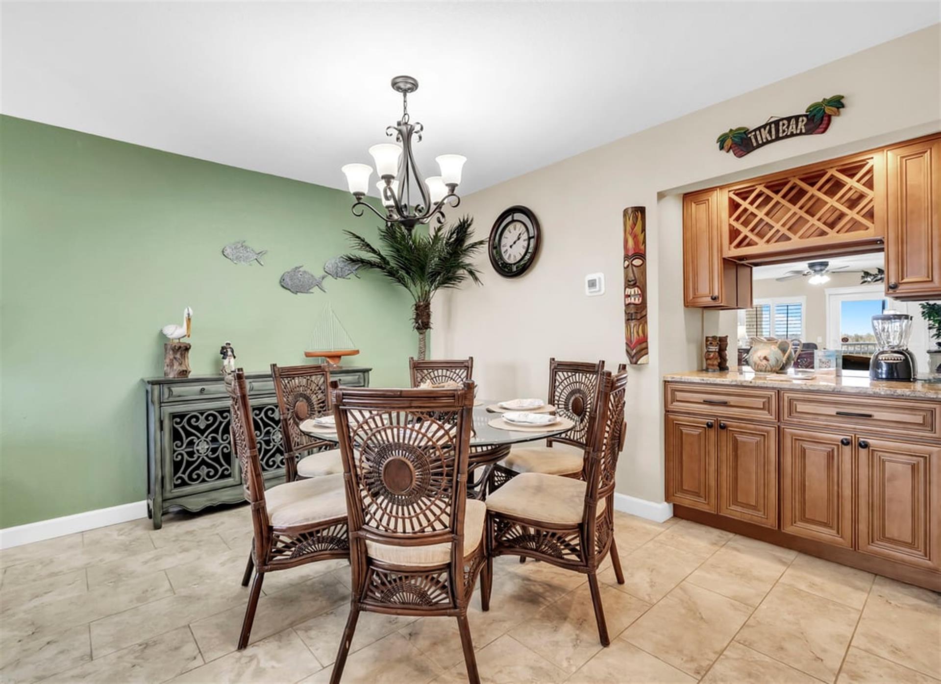 Dining Area with Seating for 6