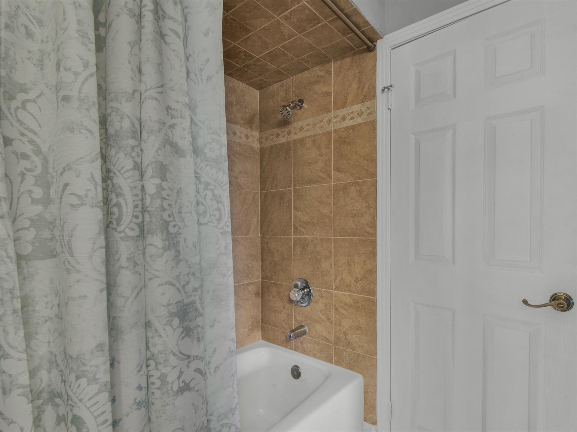 Bathroom 2 with Shower in Tub