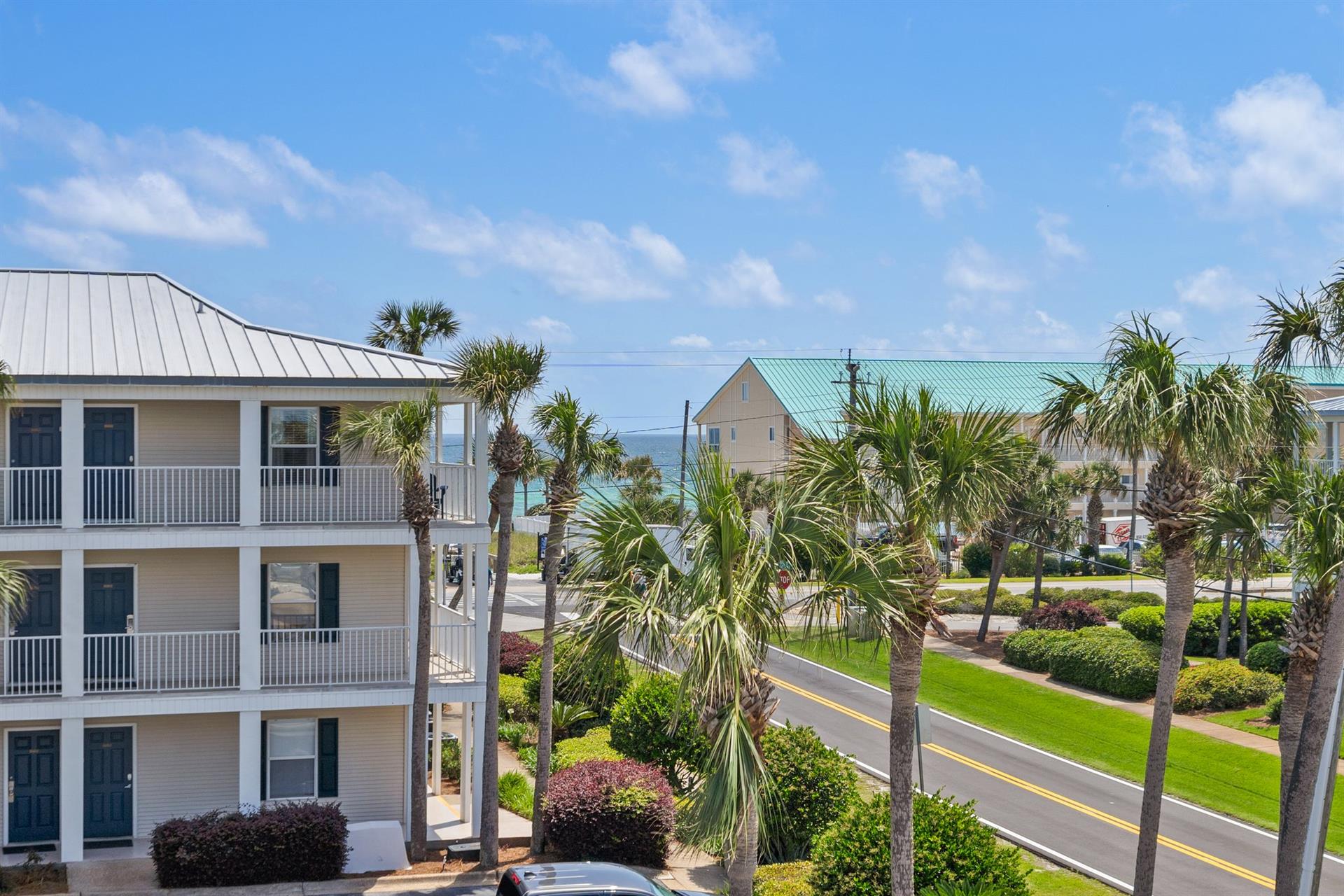 PeekaBoo Gulf View from 3rd Fl Balcony and only Steps to Beach