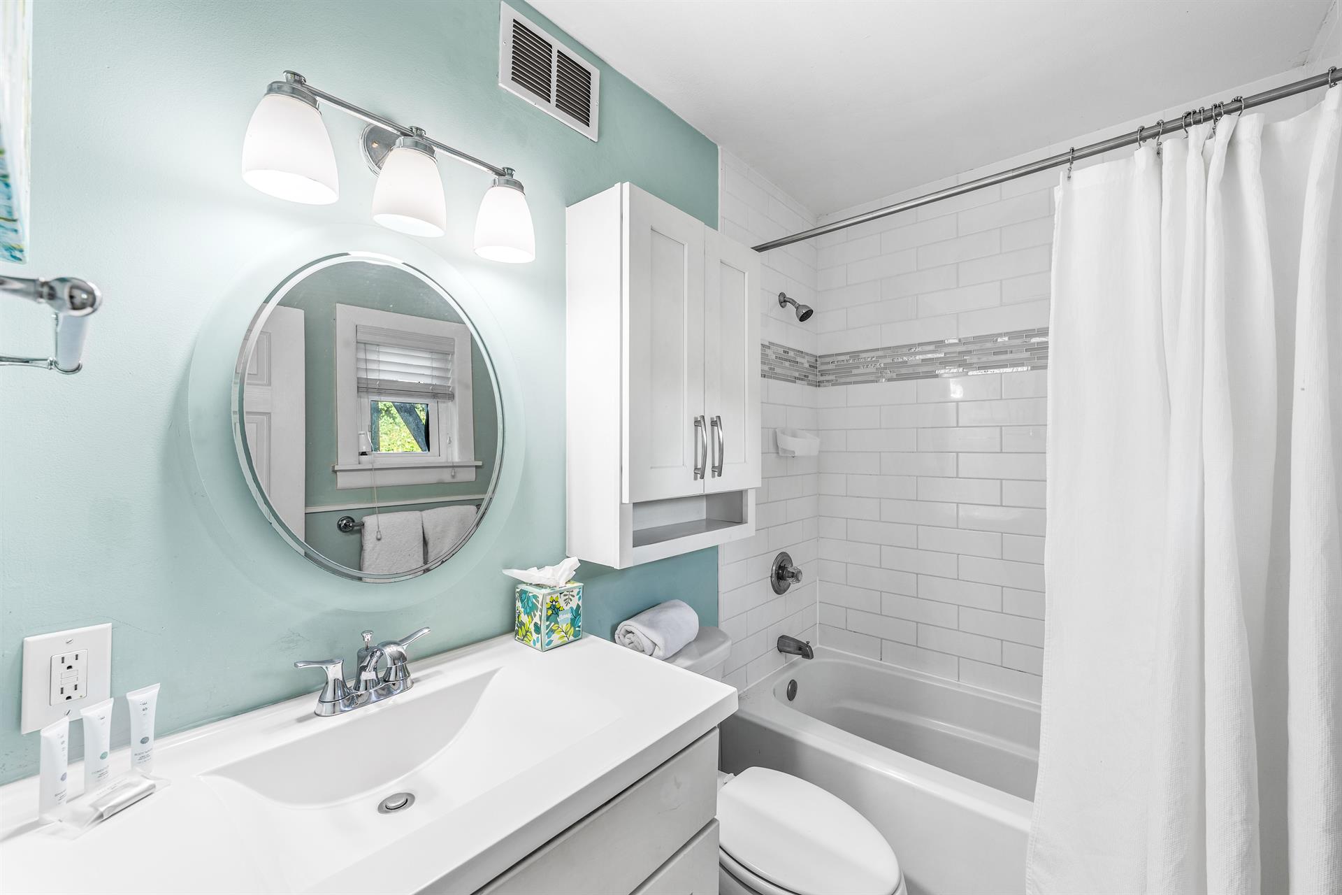 Primary bedrooms ensuite bathroom with a bathtubshower combination.