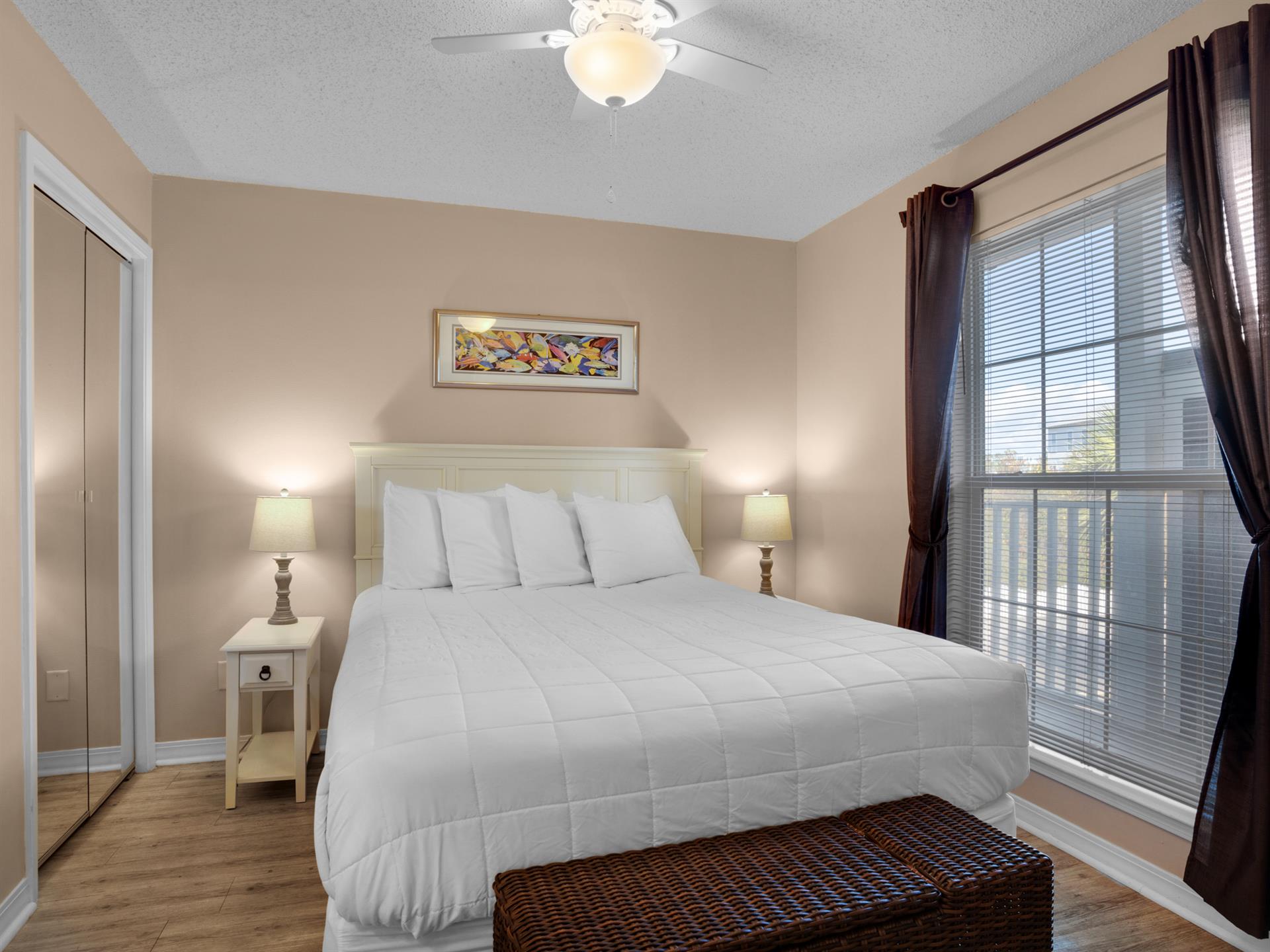 Bedroom with Queen bed