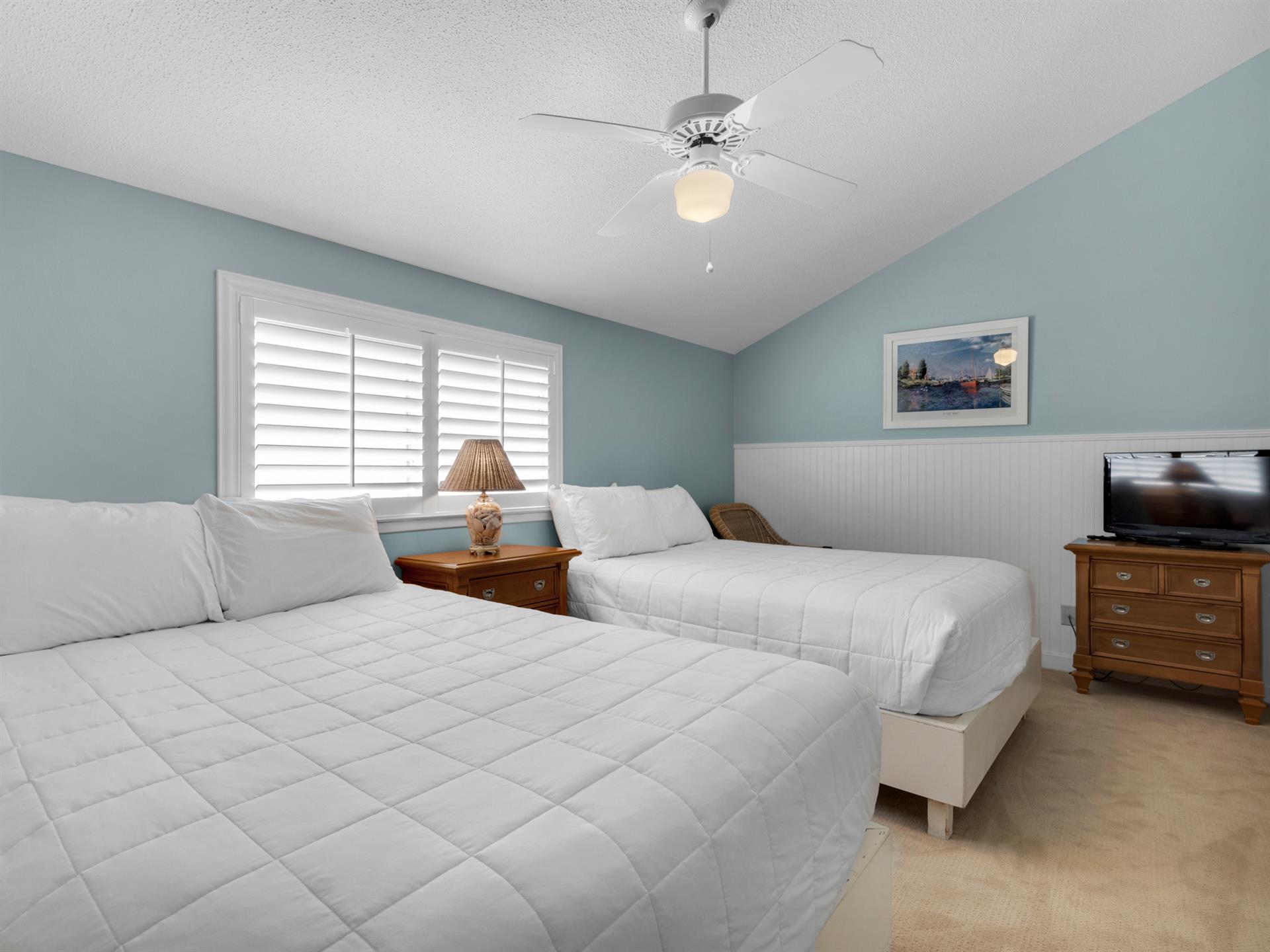 Bedroom 3 with 2 Queen Beds
