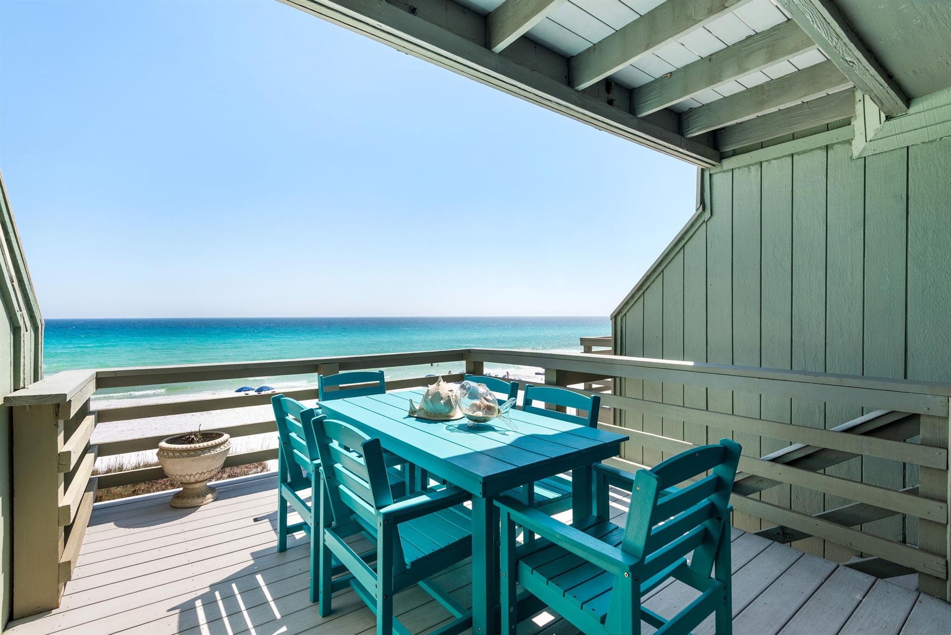 Dine al fresco while enjoying the Gulf Breeze