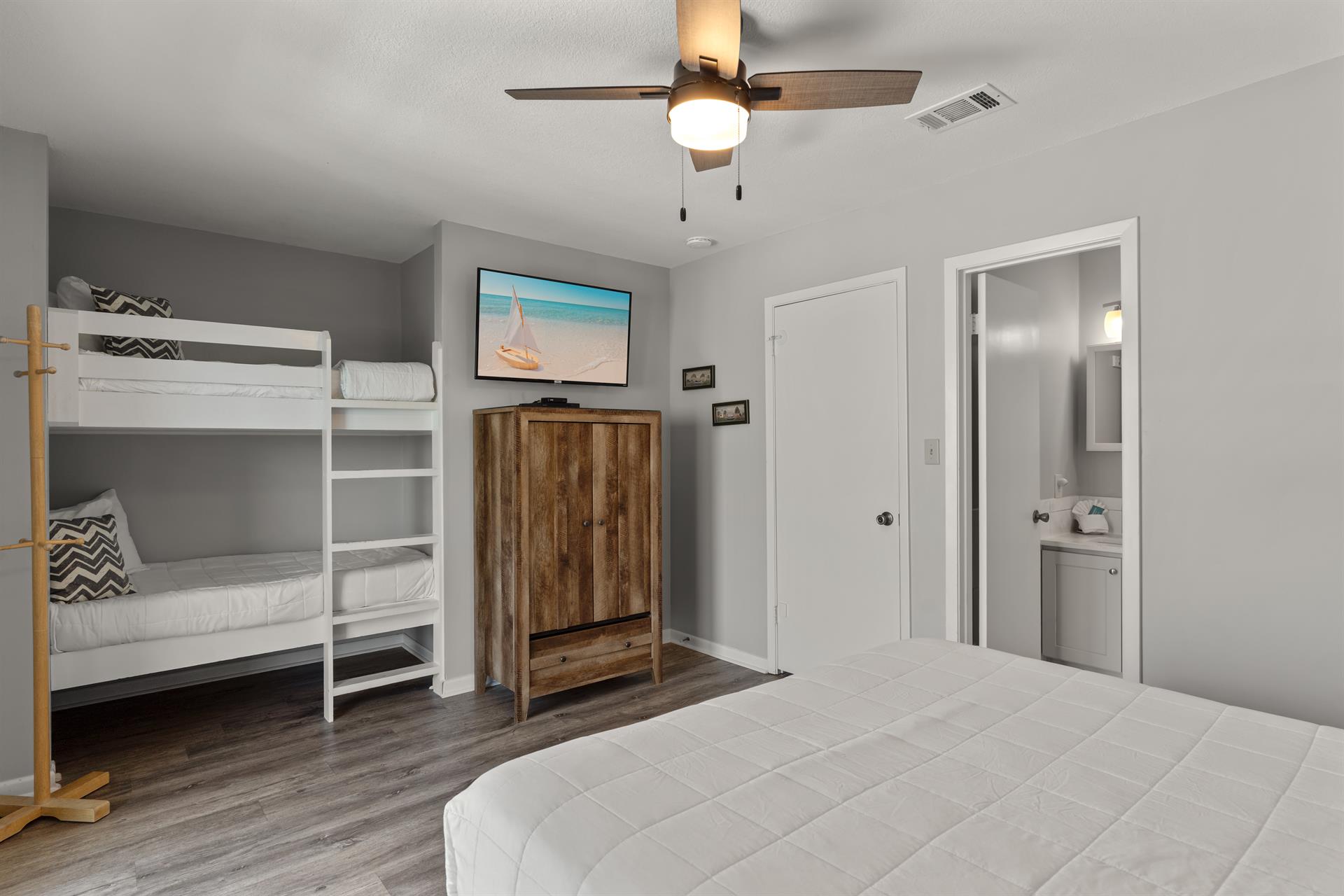Bedroom 2 with Queen bed and Bunk Bed