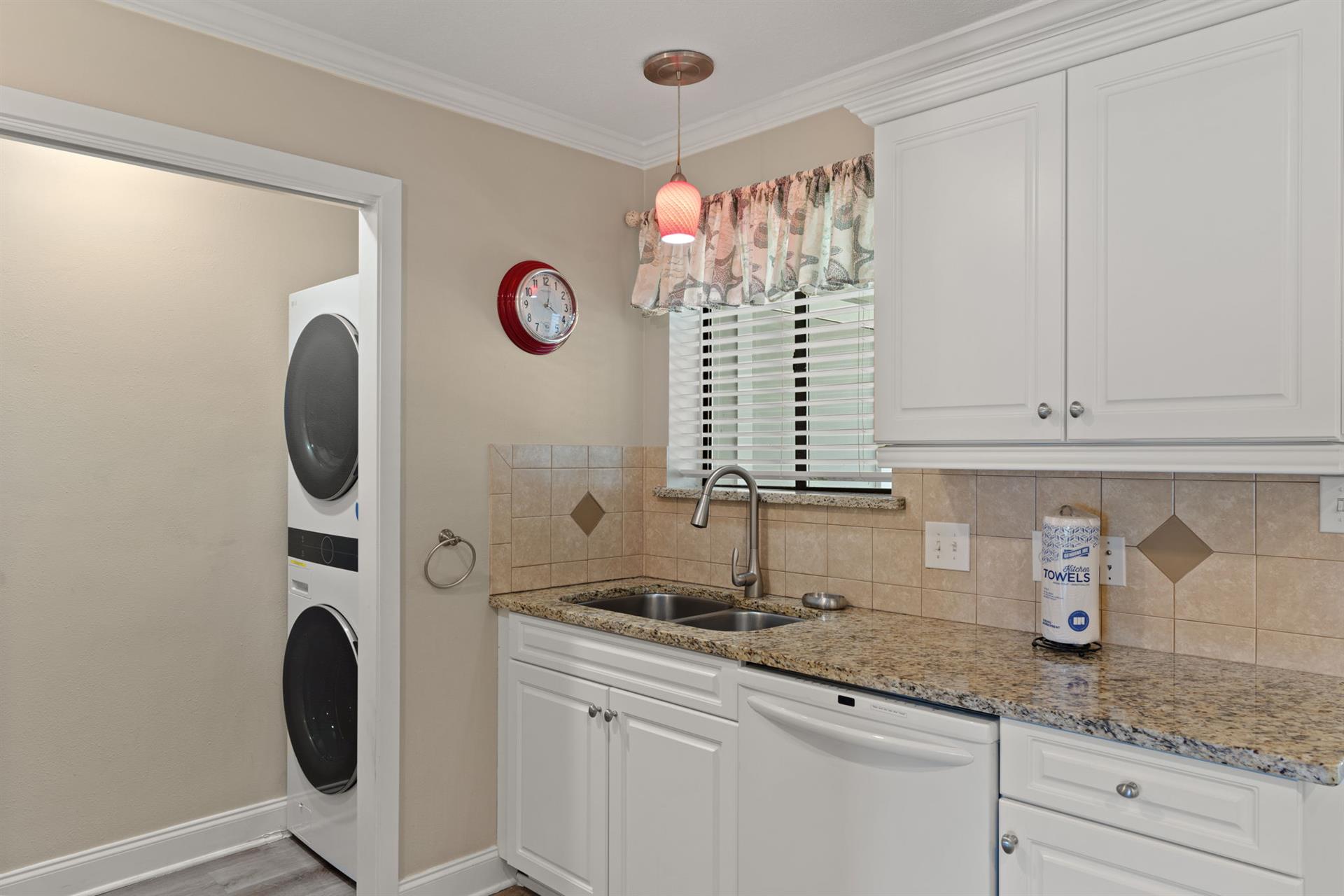 Convenient in unit Laundry off kitchen on 1st floor