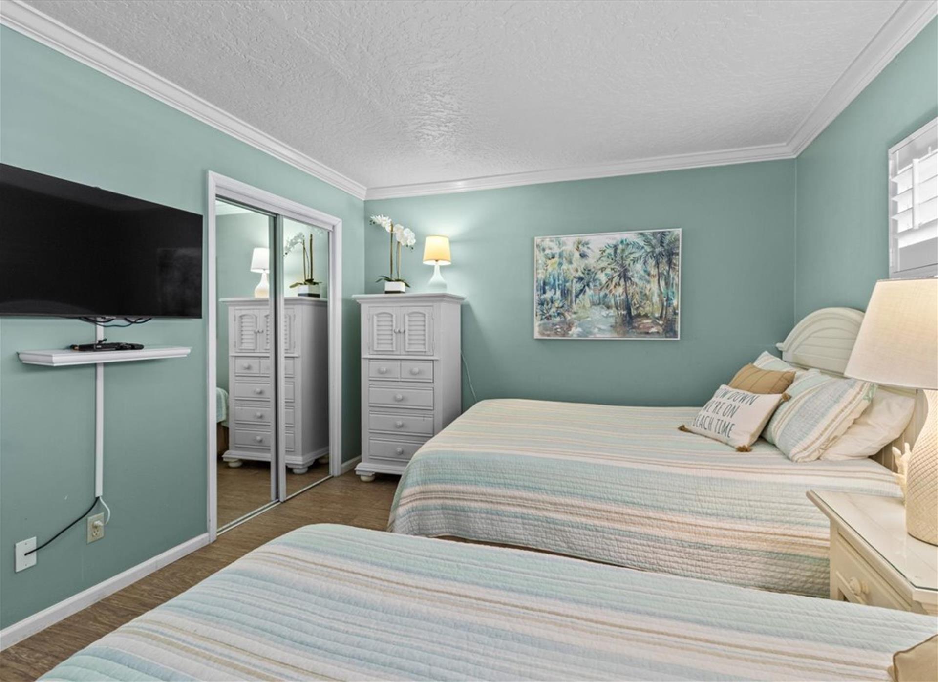 HSRC 204 Second Bedroom With Queen and Twin Beds