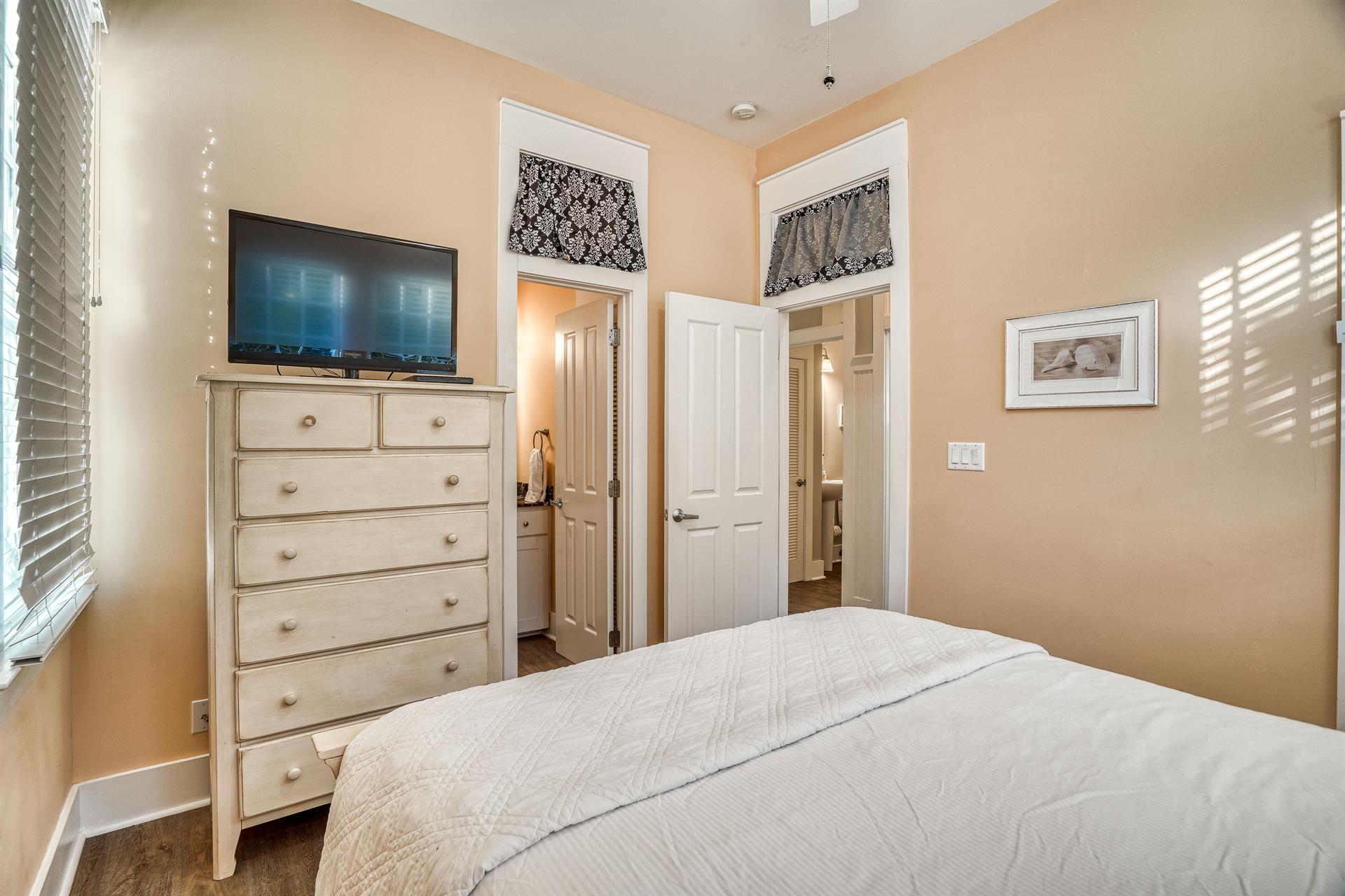 You will enjoy relaxing in this queen bedroom with a 32 tv.
