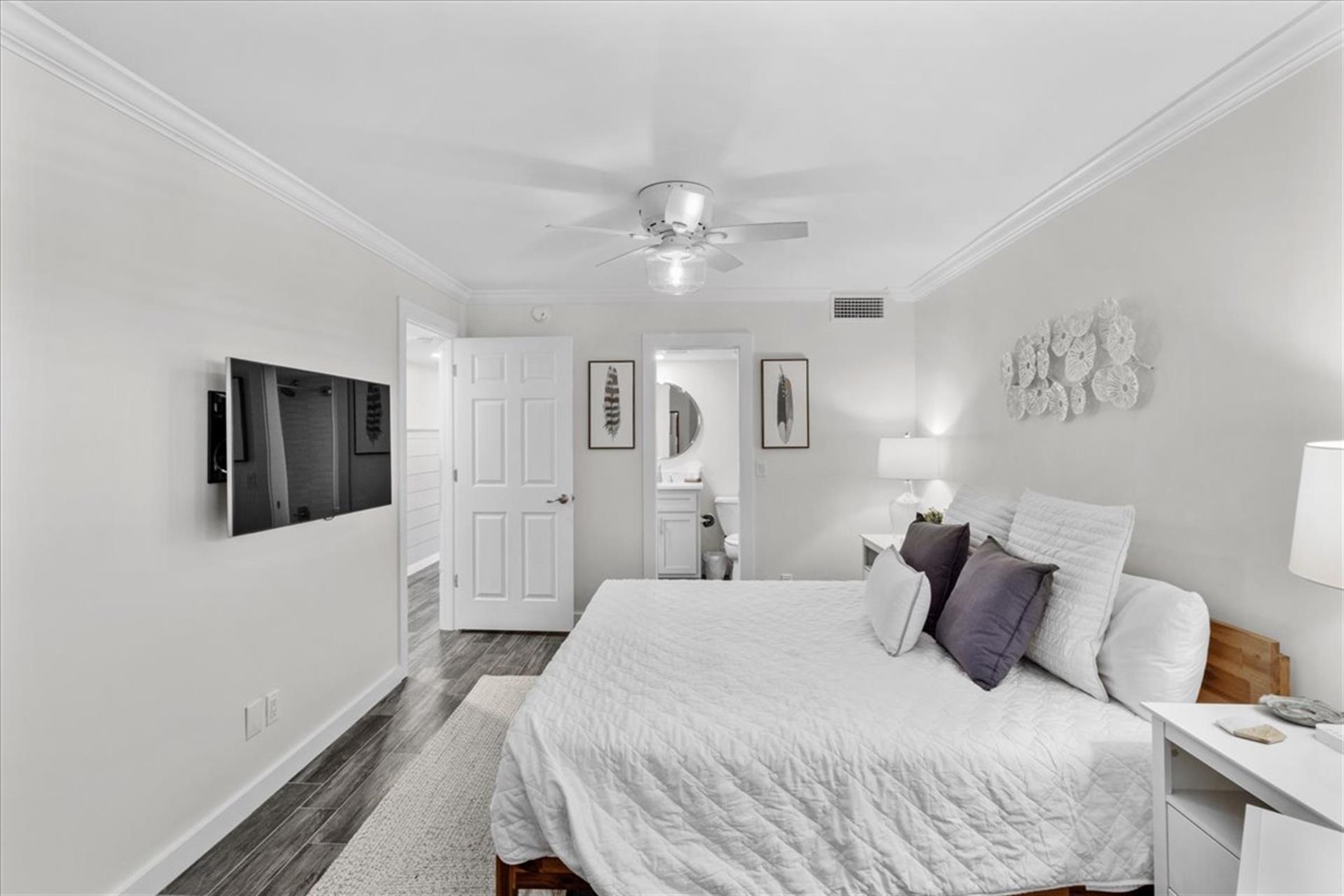 HSRC 413 Bedroom With King Bed And En Suite