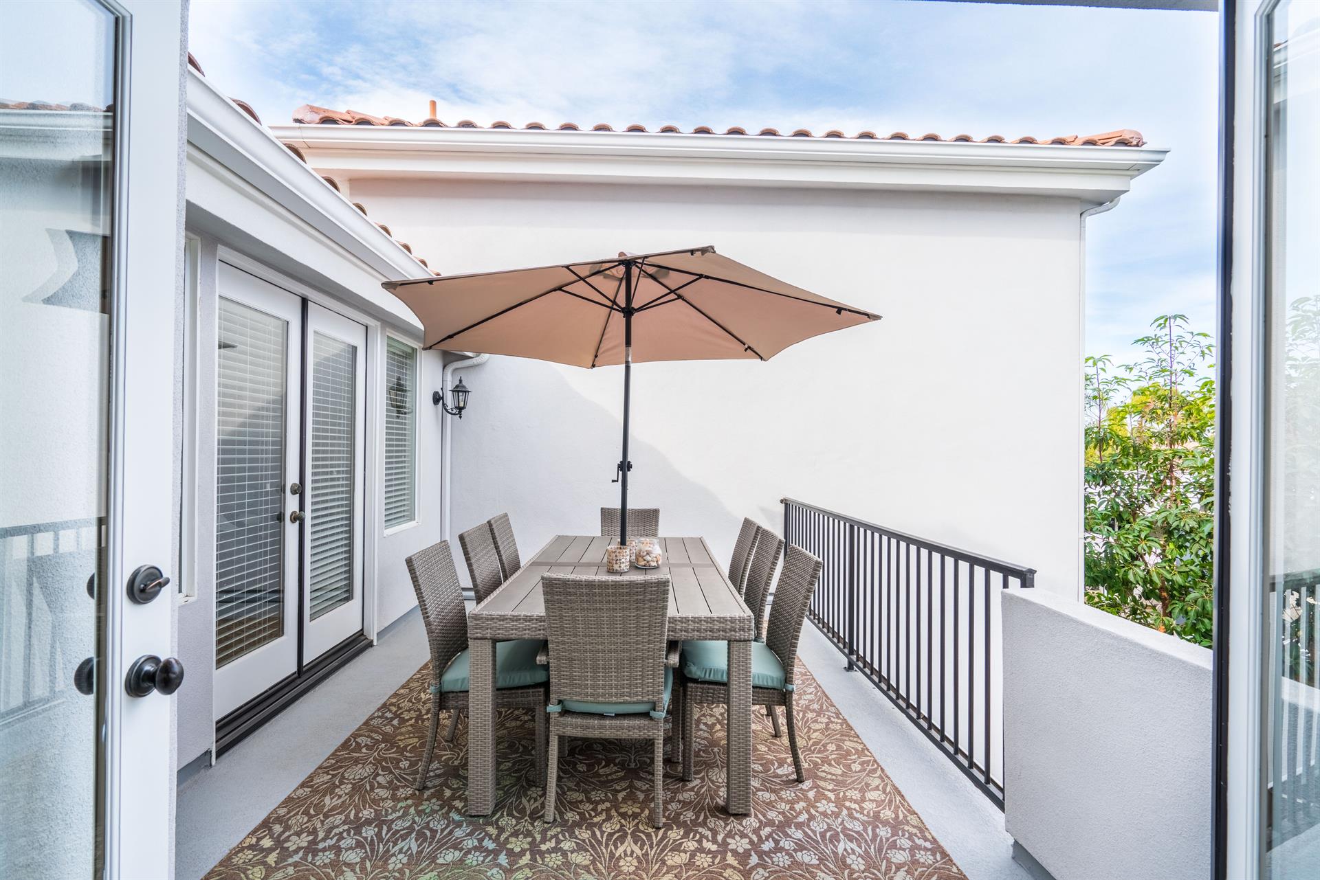 patio chairs with umbrella