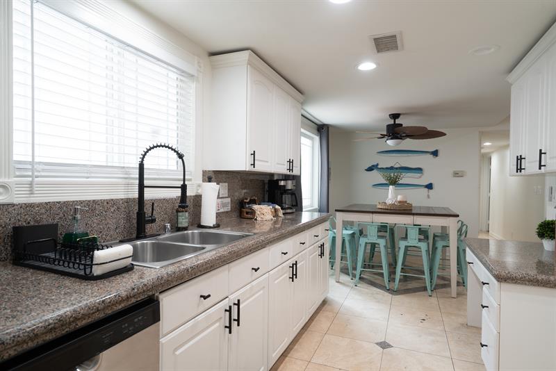 4819 Kitchen and table