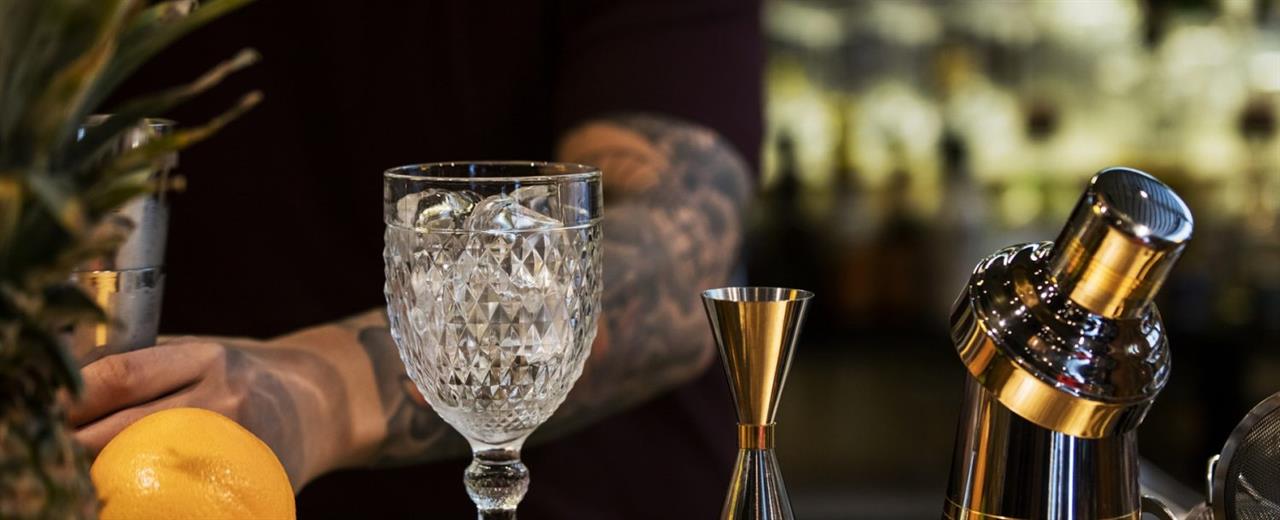 693313 Craftcocktailsetuponbar21500x609 B