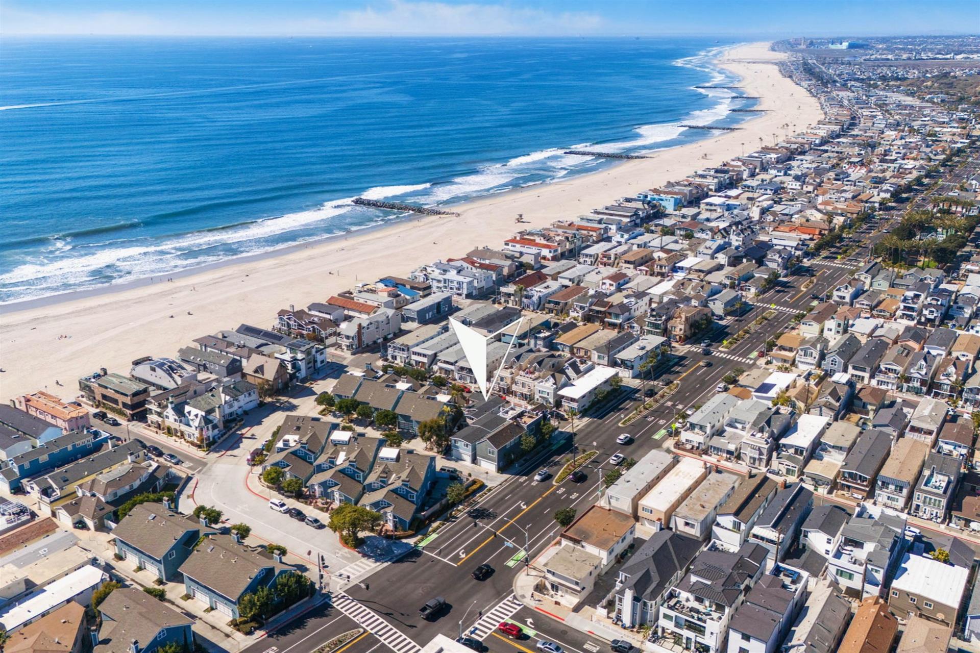 Areal view of home  surrounding area