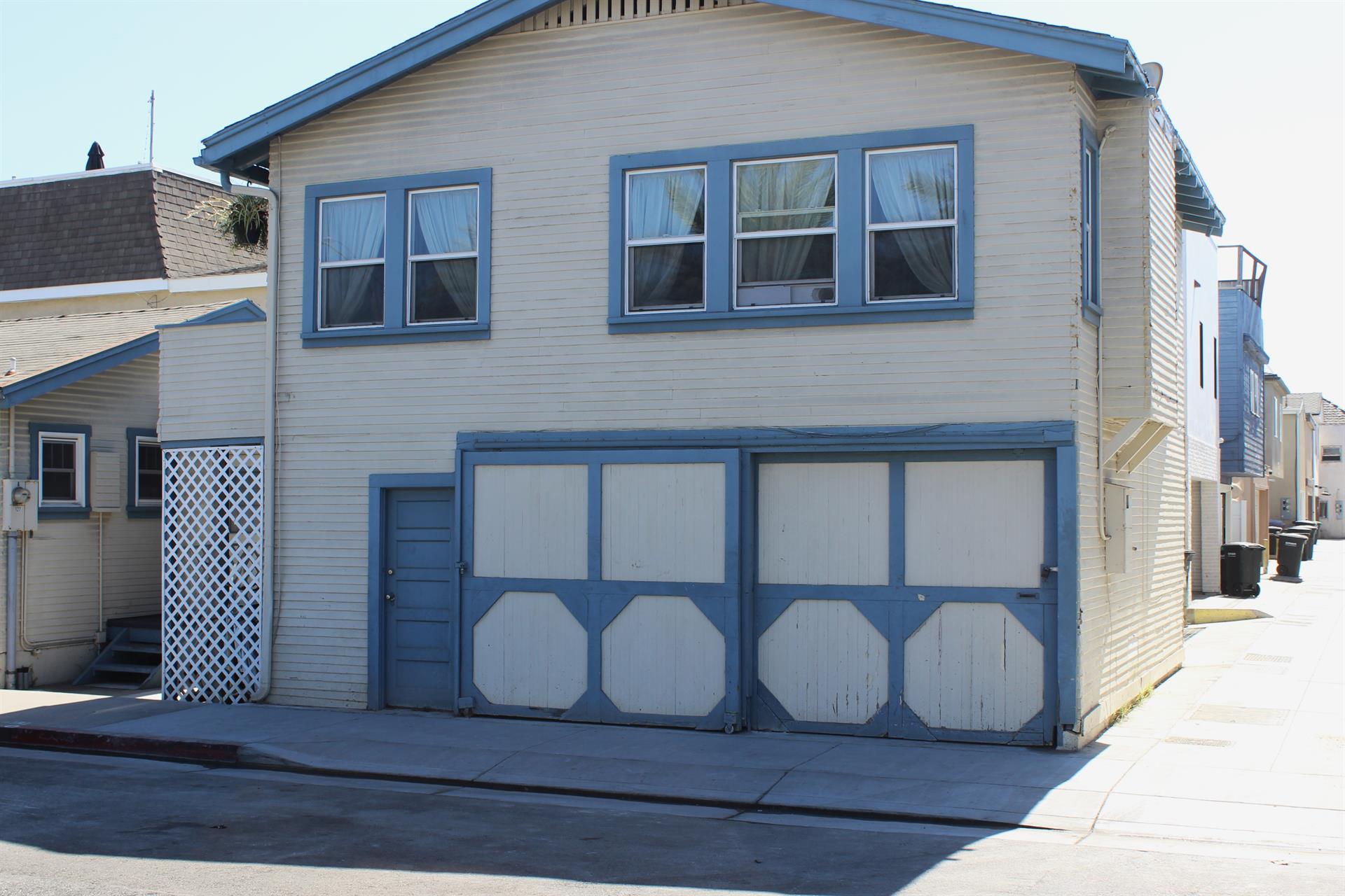 127 30th St Parking area