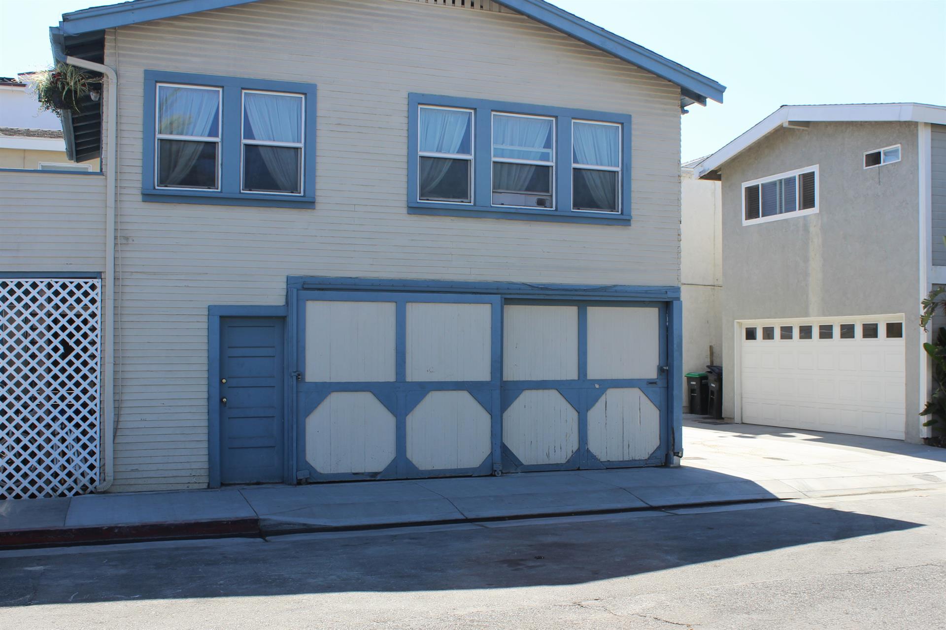 127 30th St Parking Area