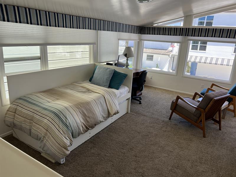 Bedroom  office space 4