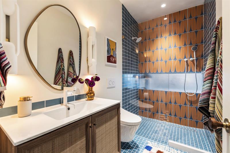 Second guest bedrooms en suite bathroom