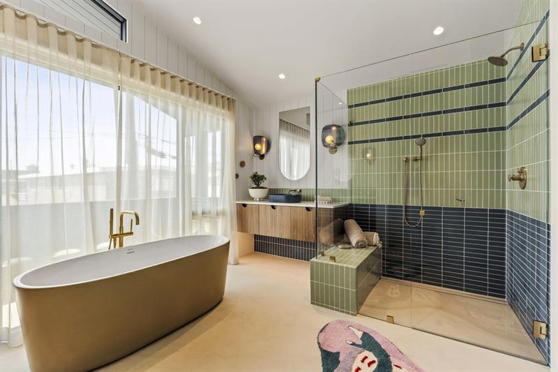 Master full bathroom