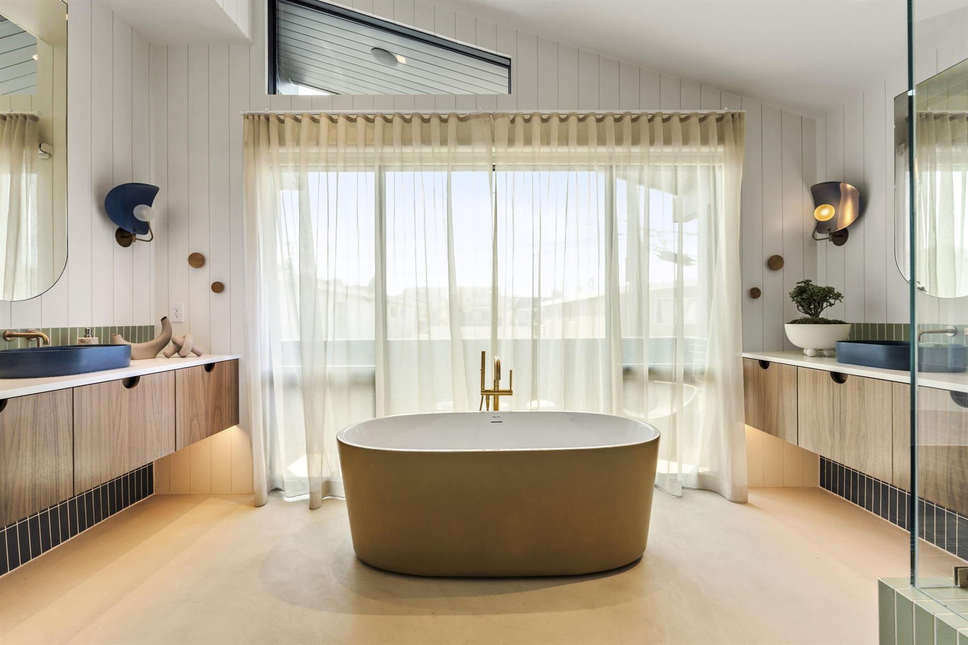 Master full bathroom