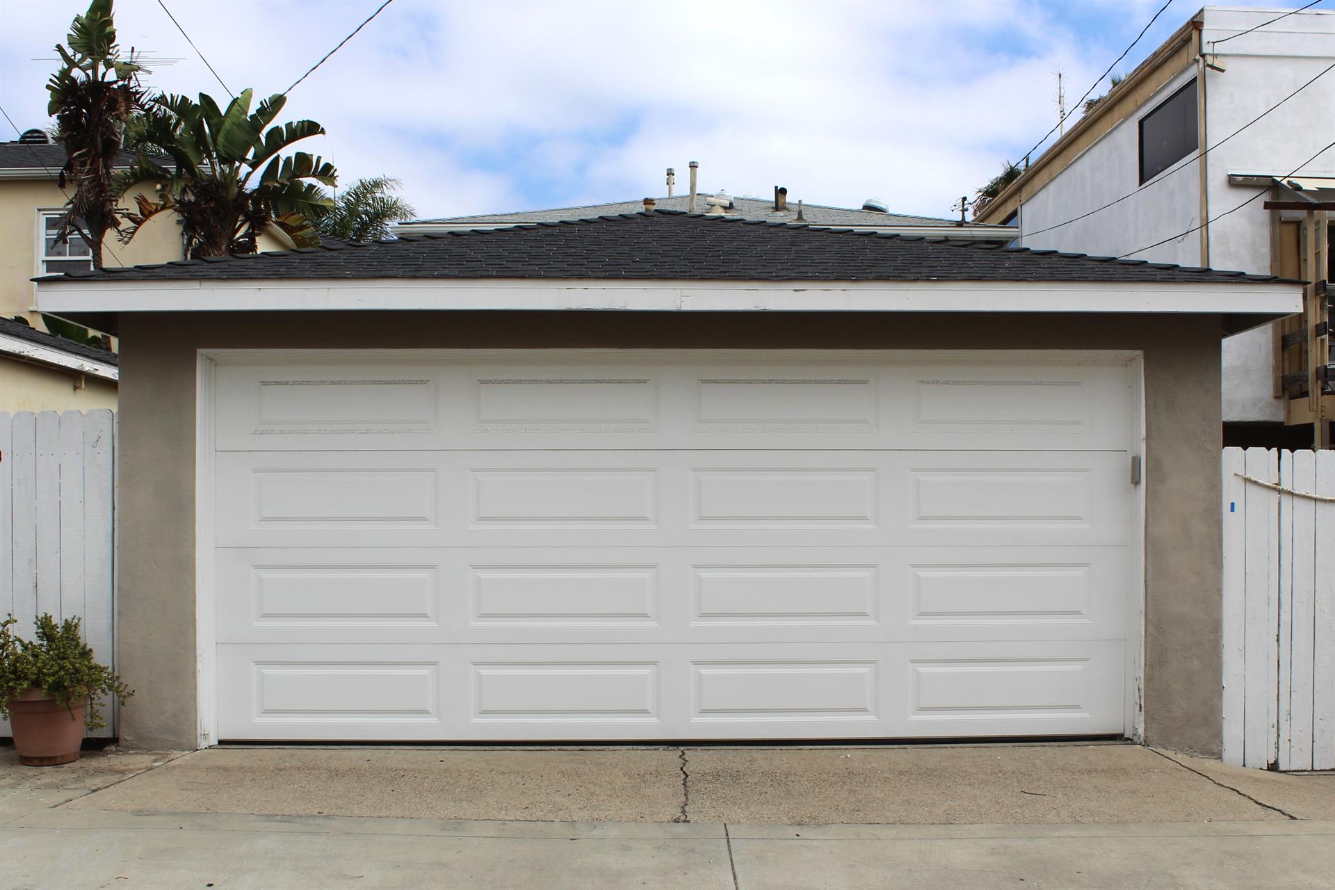 1009 W. Bay Ave. garage parking