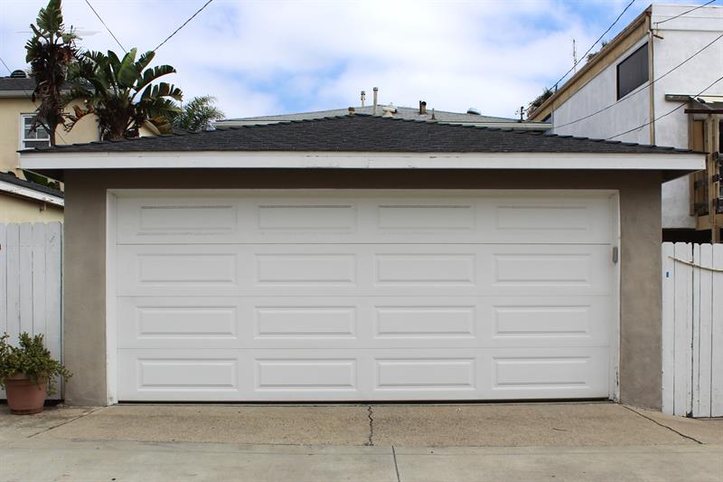 1009 W. Bay Ave. garage parking