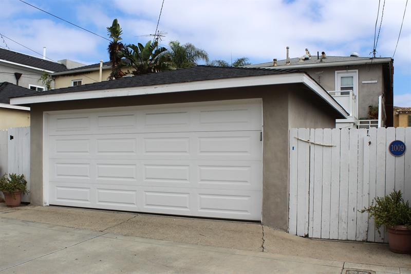 1009 W. Bay Ave. garage parking