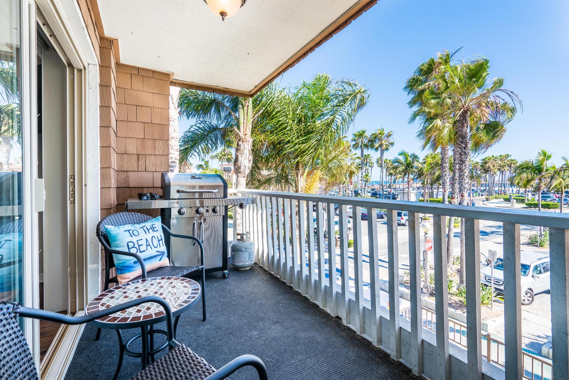Balcony with BBQ  views of the ocean