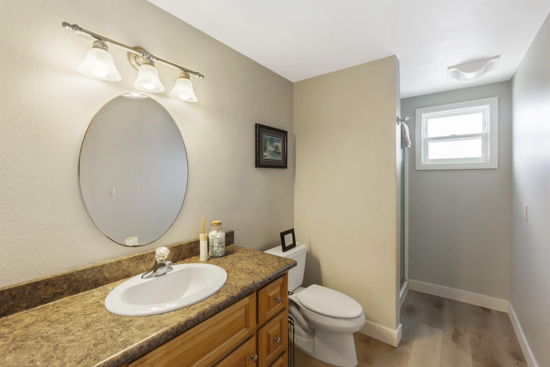 Second shared bathroom with showertub