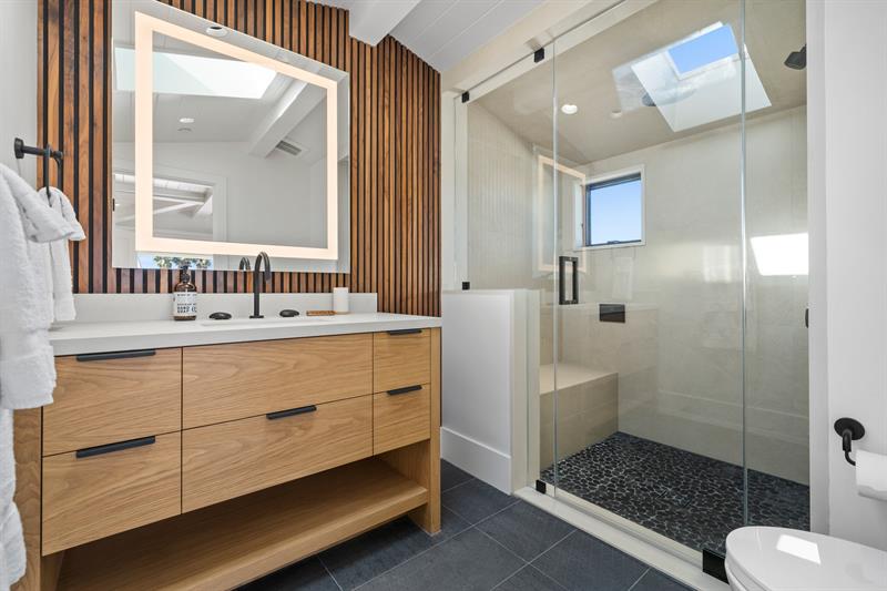 Third floor full bathroom