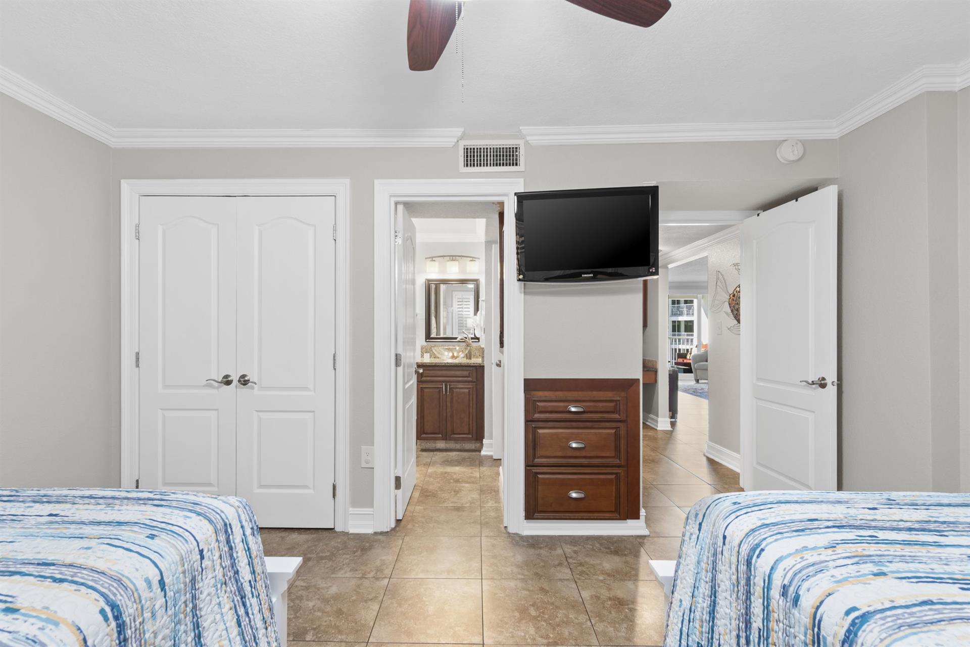 Guest Bedroom  Private Access to Bath