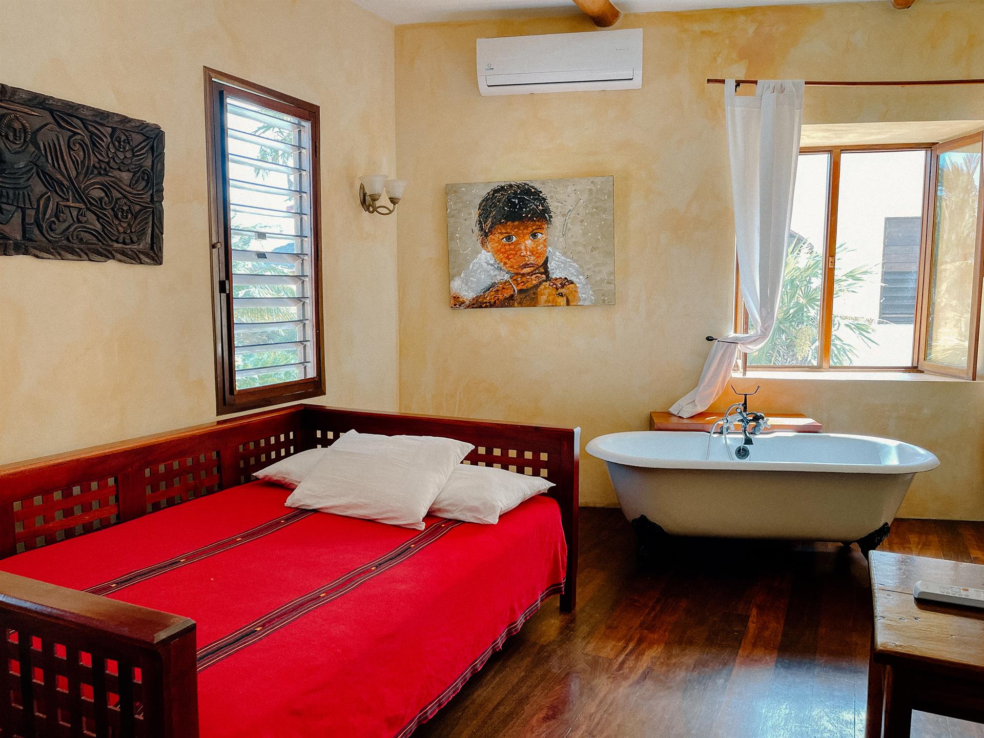 Guest room with bathtub